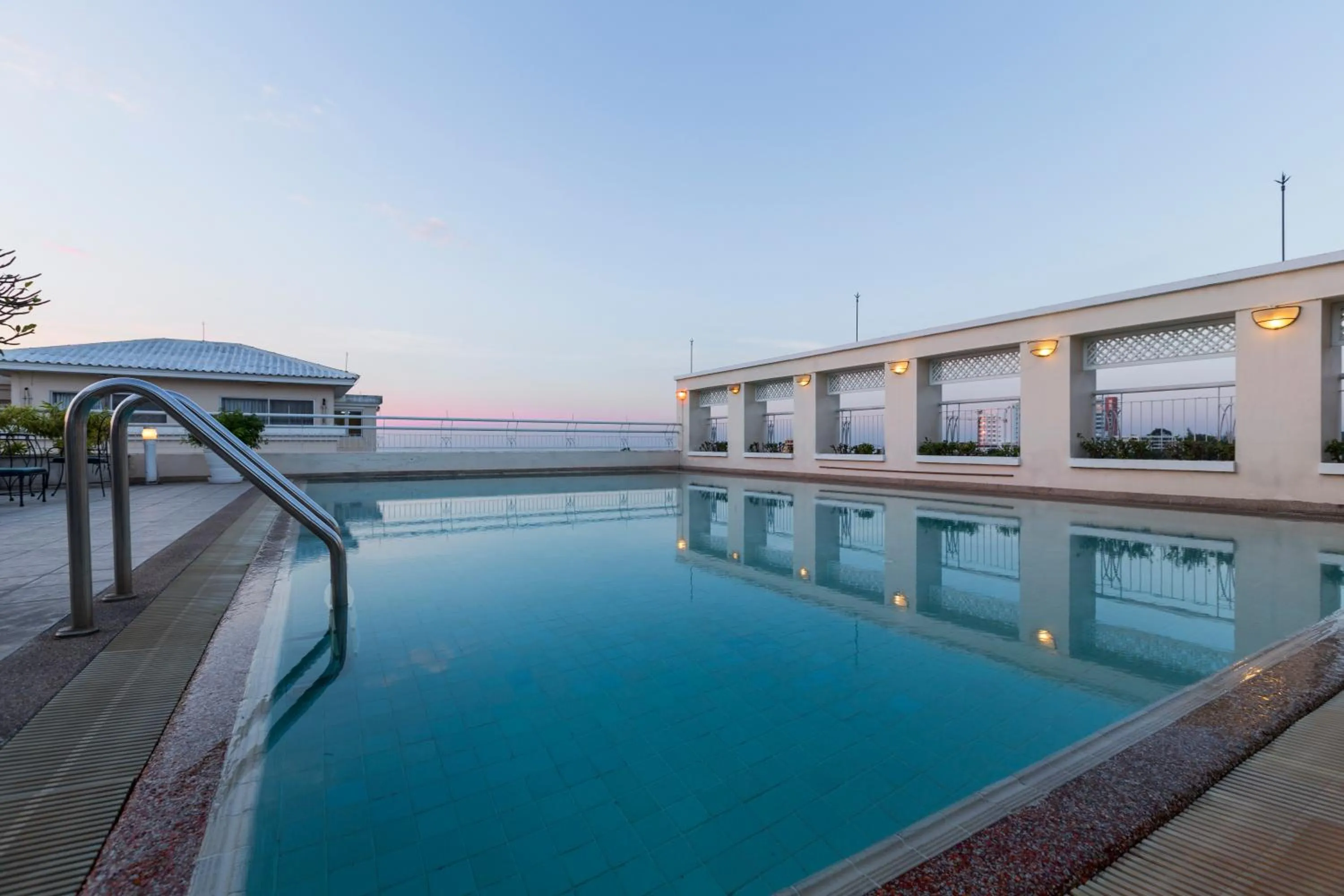Swimming pool in Classic Kameo Hotel and Serviced Apartments, Sriracha
