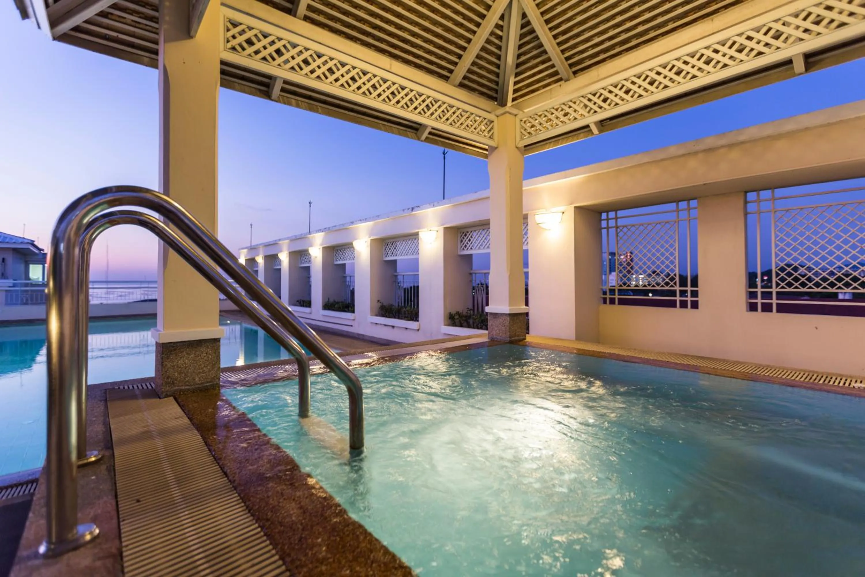 Swimming pool in Classic Kameo Hotel and Serviced Apartments, Sriracha