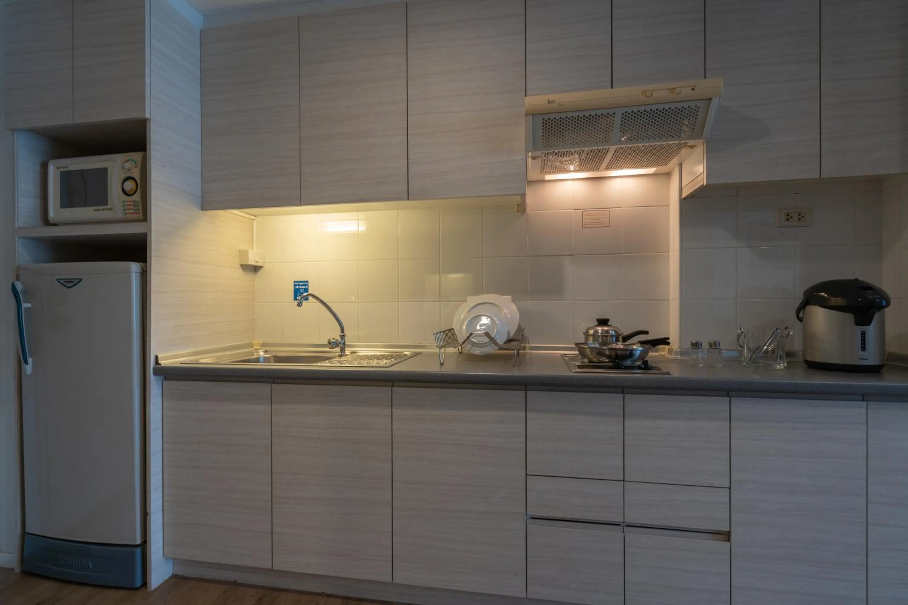 Kitchen or kitchenette in Classic Kameo Hotel and Serviced Apartments, Sriracha