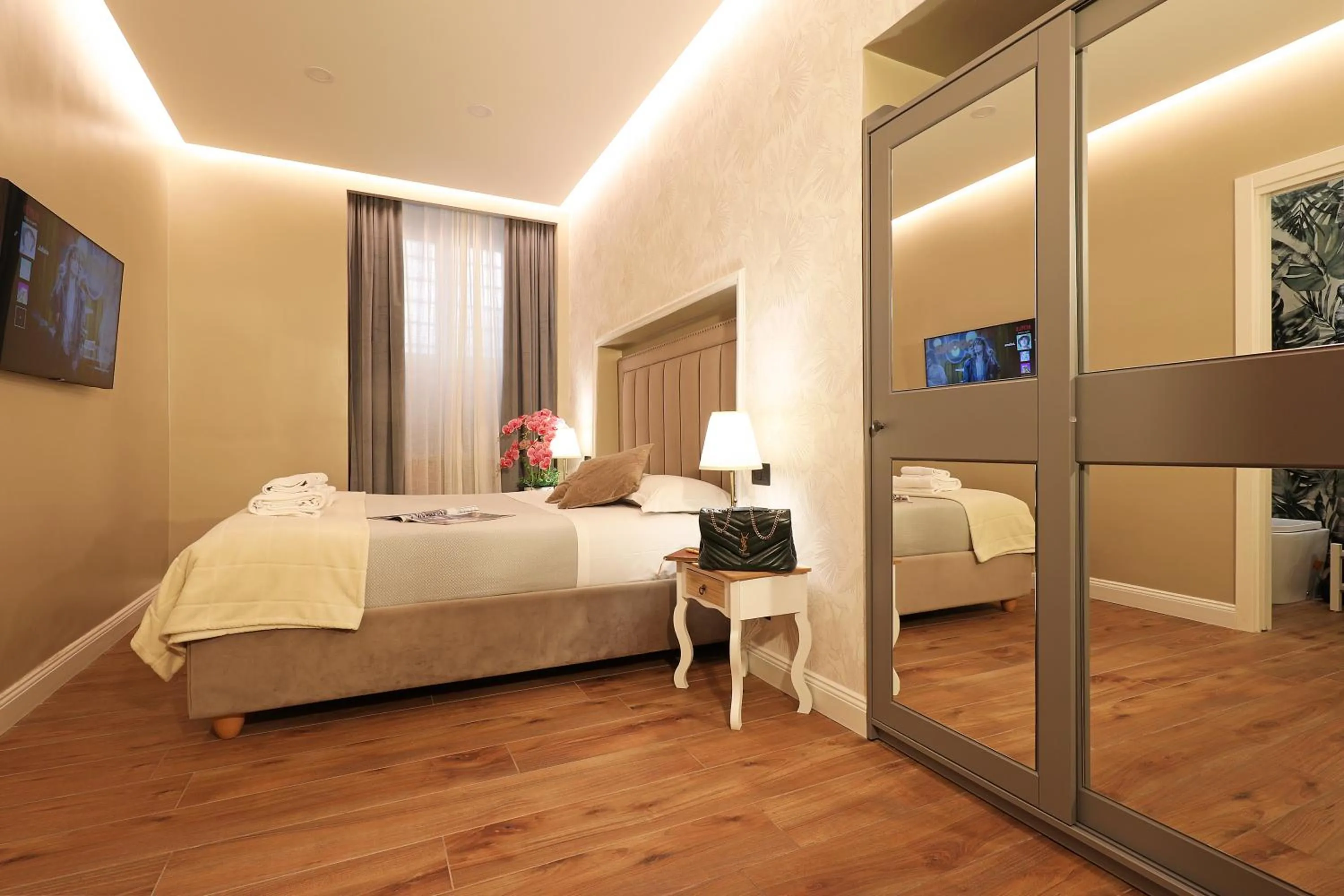 TV and multimedia, Bed in Grand Tour Rome Suites - Liberty Collection