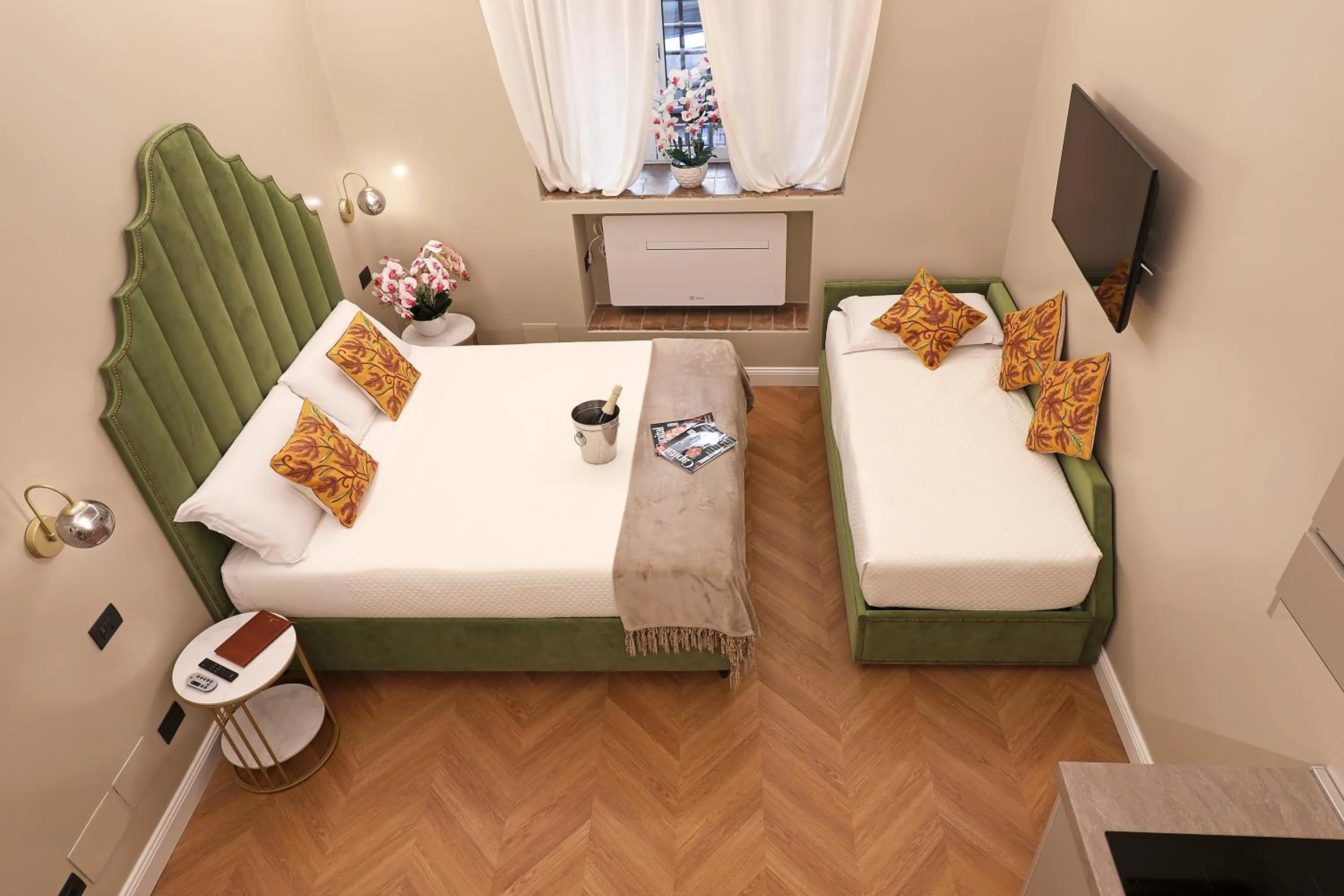Communal lounge/ TV room, Bed in Grand Tour Rome Suites - Liberty Collection