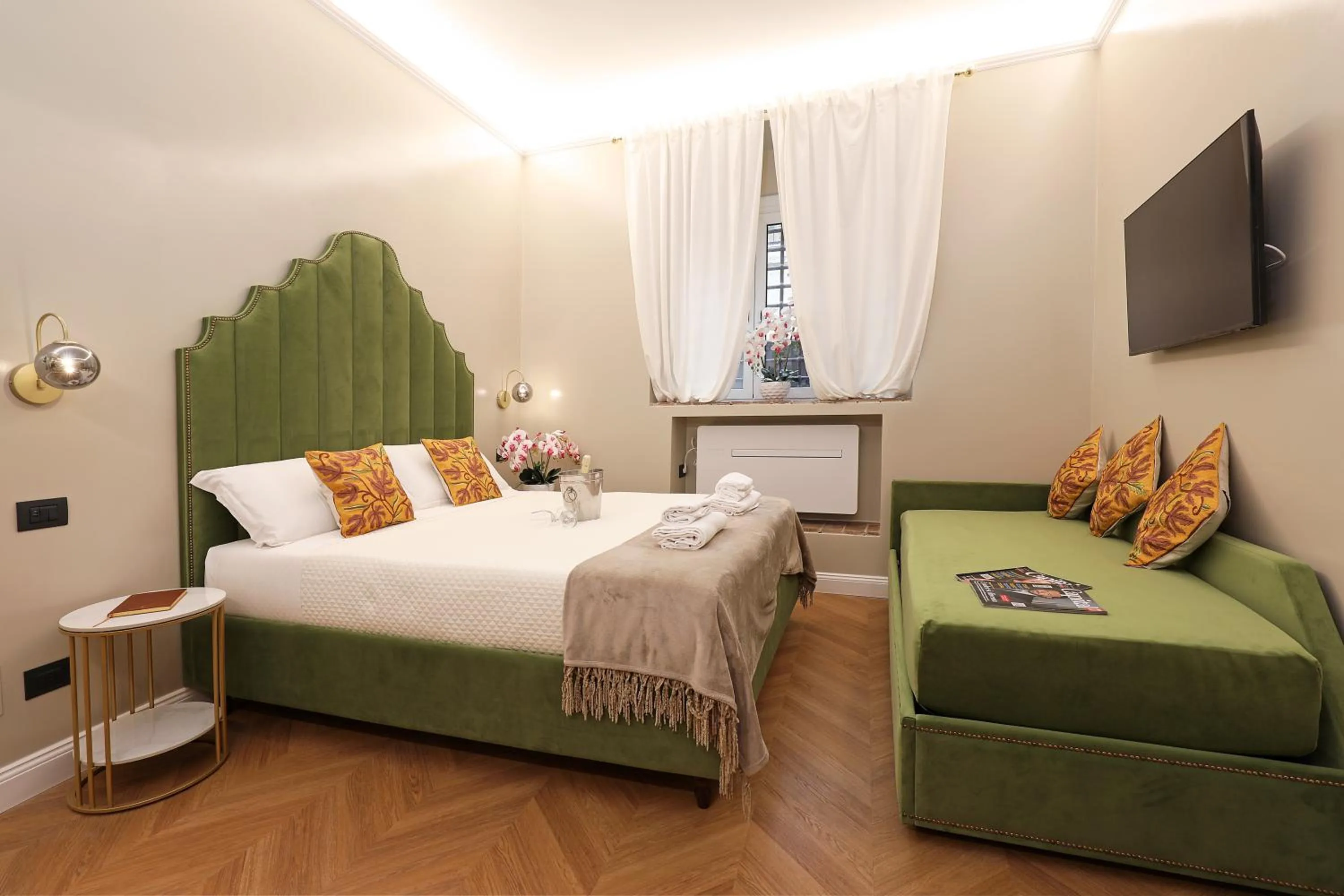 Communal lounge/ TV room, Bed in Grand Tour Rome Suites - Liberty Collection