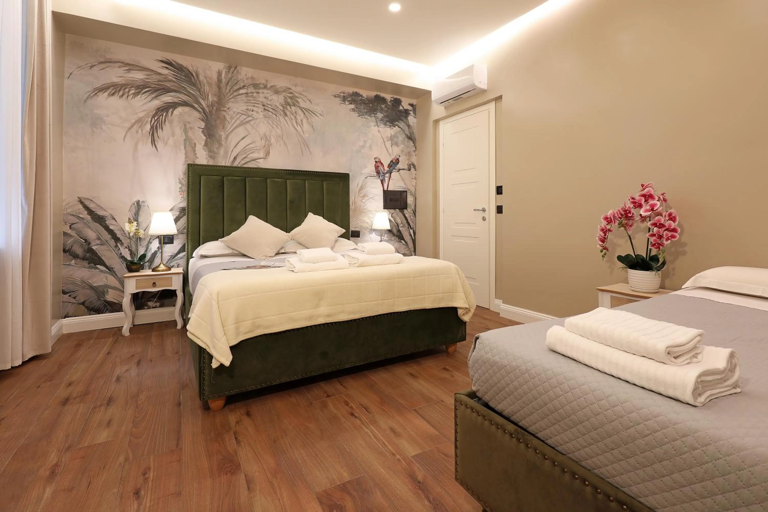 Coffee/tea facilities, Bed in Grand Tour Rome Suites - Liberty Collection