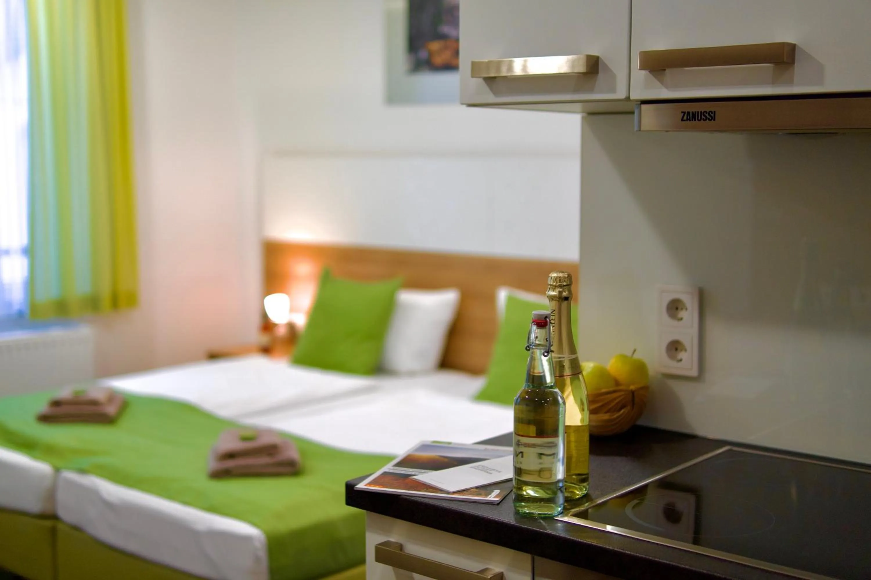 Bed in B&B Outlet Hotel - Metzingen - Bad Urach - Free Parking