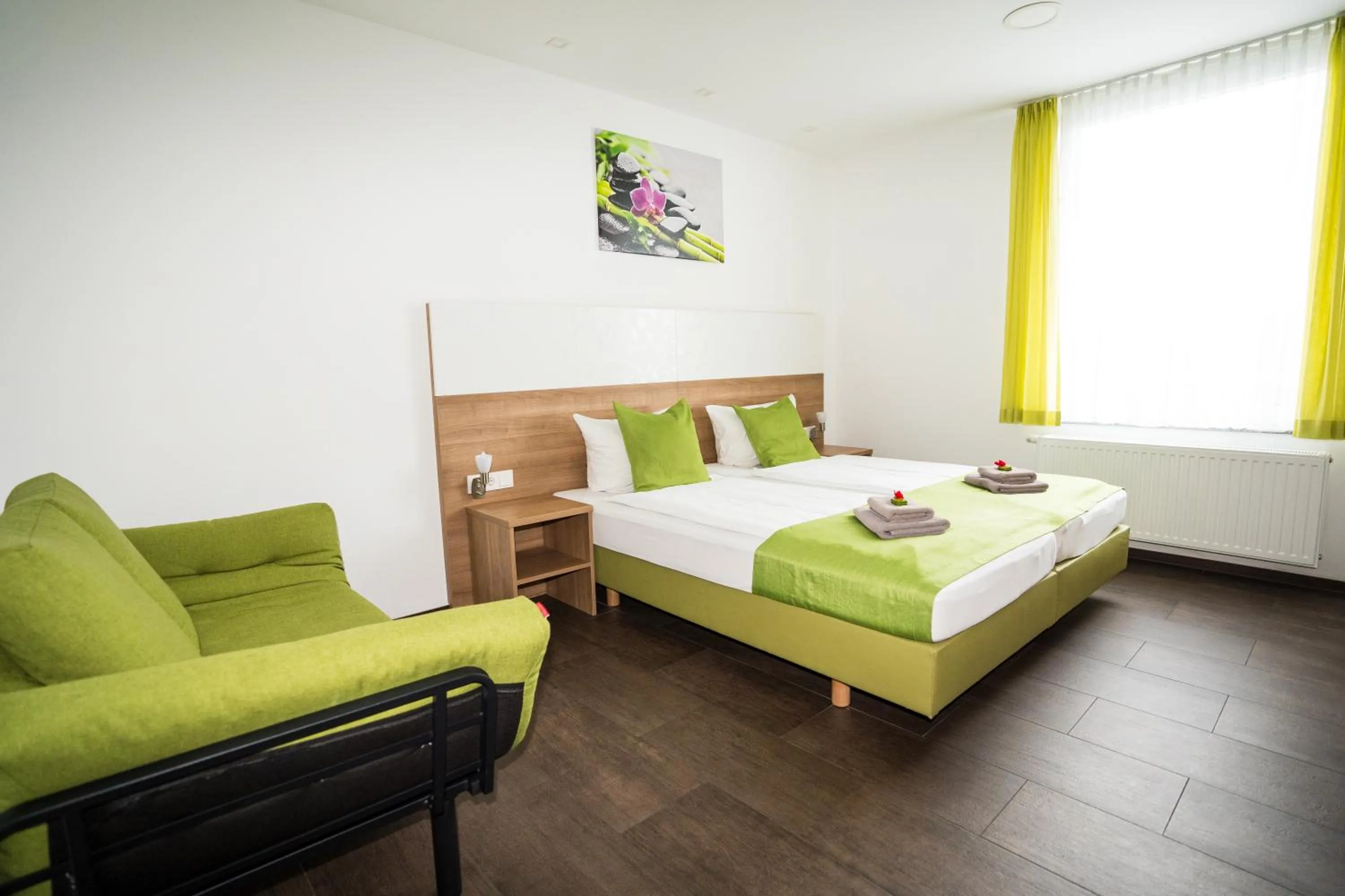 Bed in B&B Outlet Hotel - Metzingen - Bad Urach - Free Parking