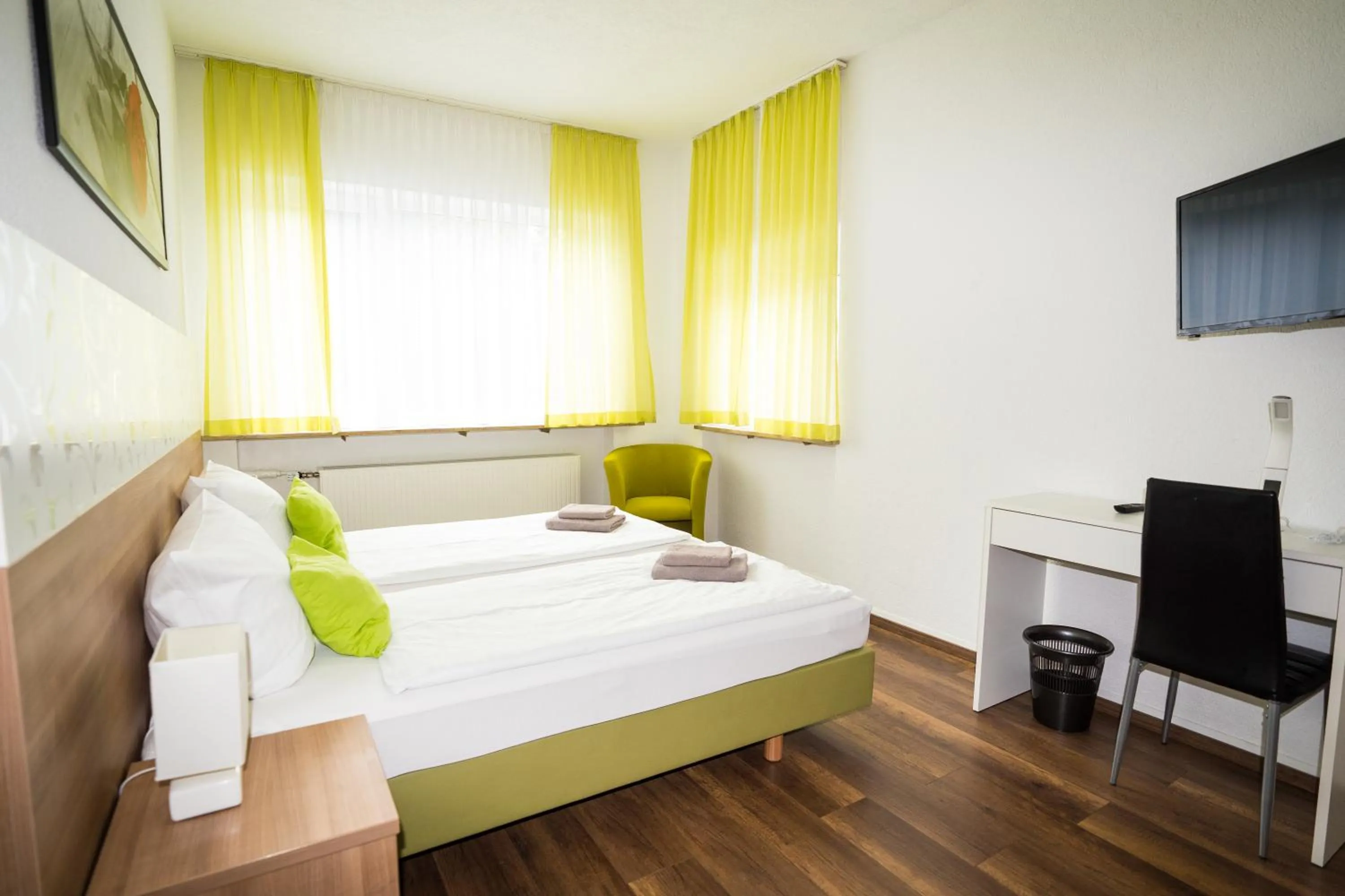 Bed in B&B Outlet Hotel - Metzingen - Bad Urach - Free Parking