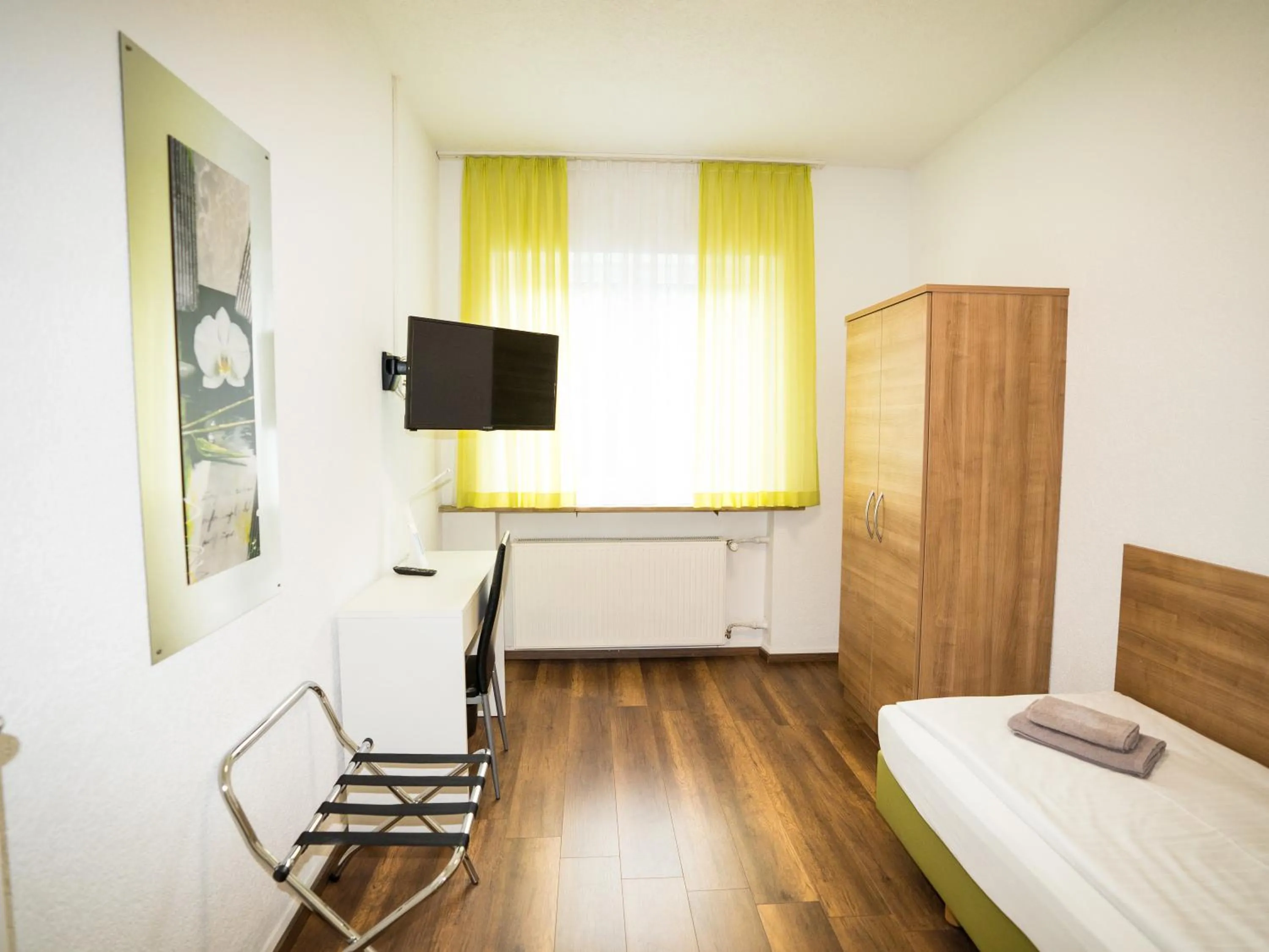 Bed in B&B Outlet Hotel - Metzingen - Bad Urach - Free Parking