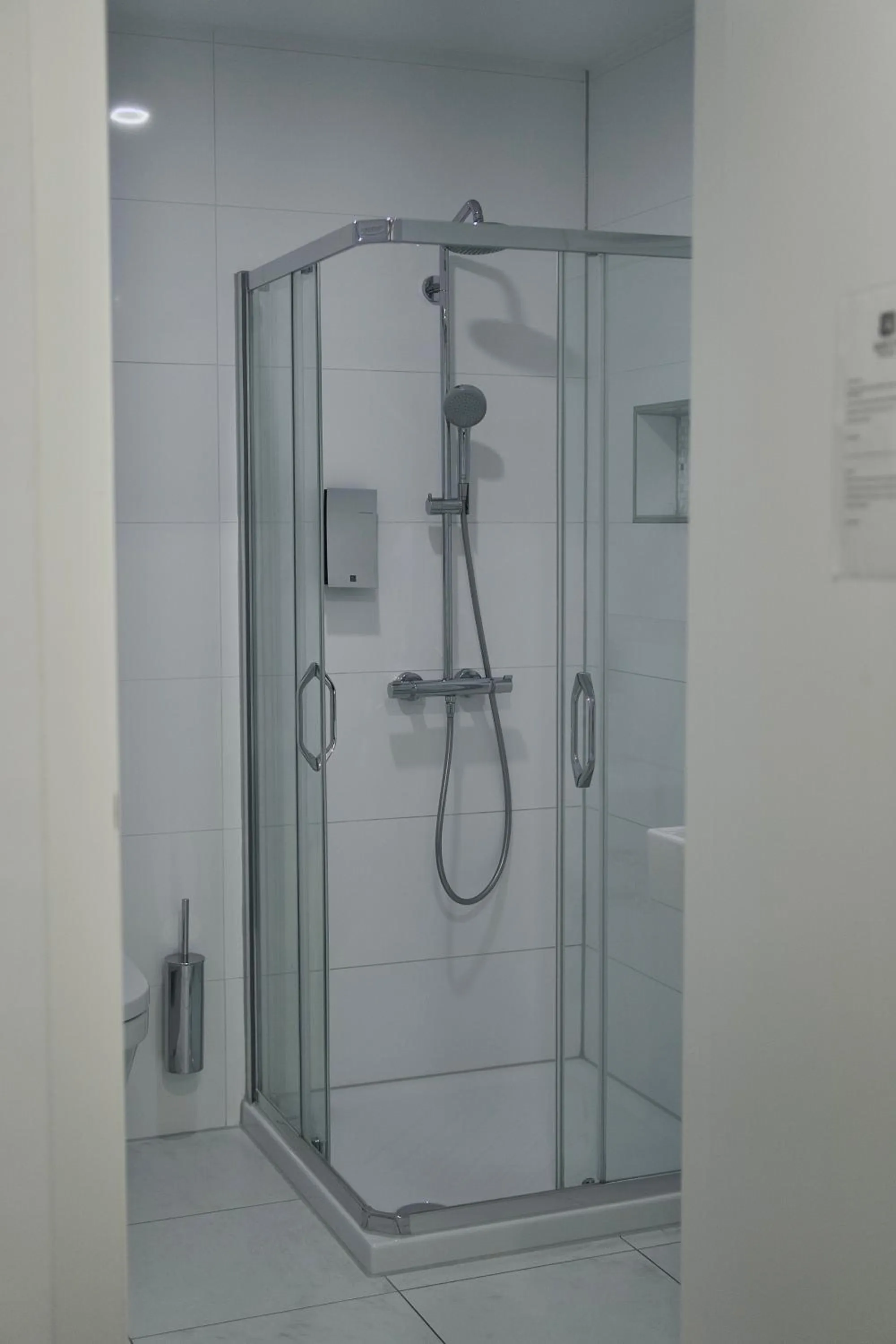 Shower in B&B Outlet Hotel - Metzingen - Bad Urach - Free Parking