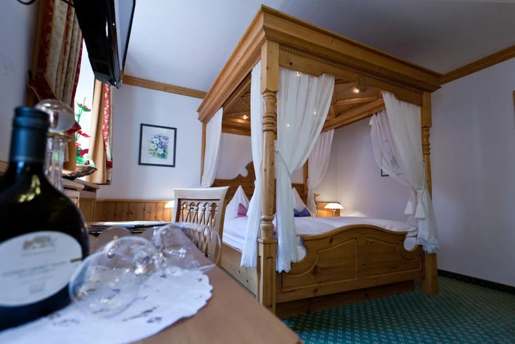 Photo of the whole room, Bed in Hotel-Gasthof zur Sonne