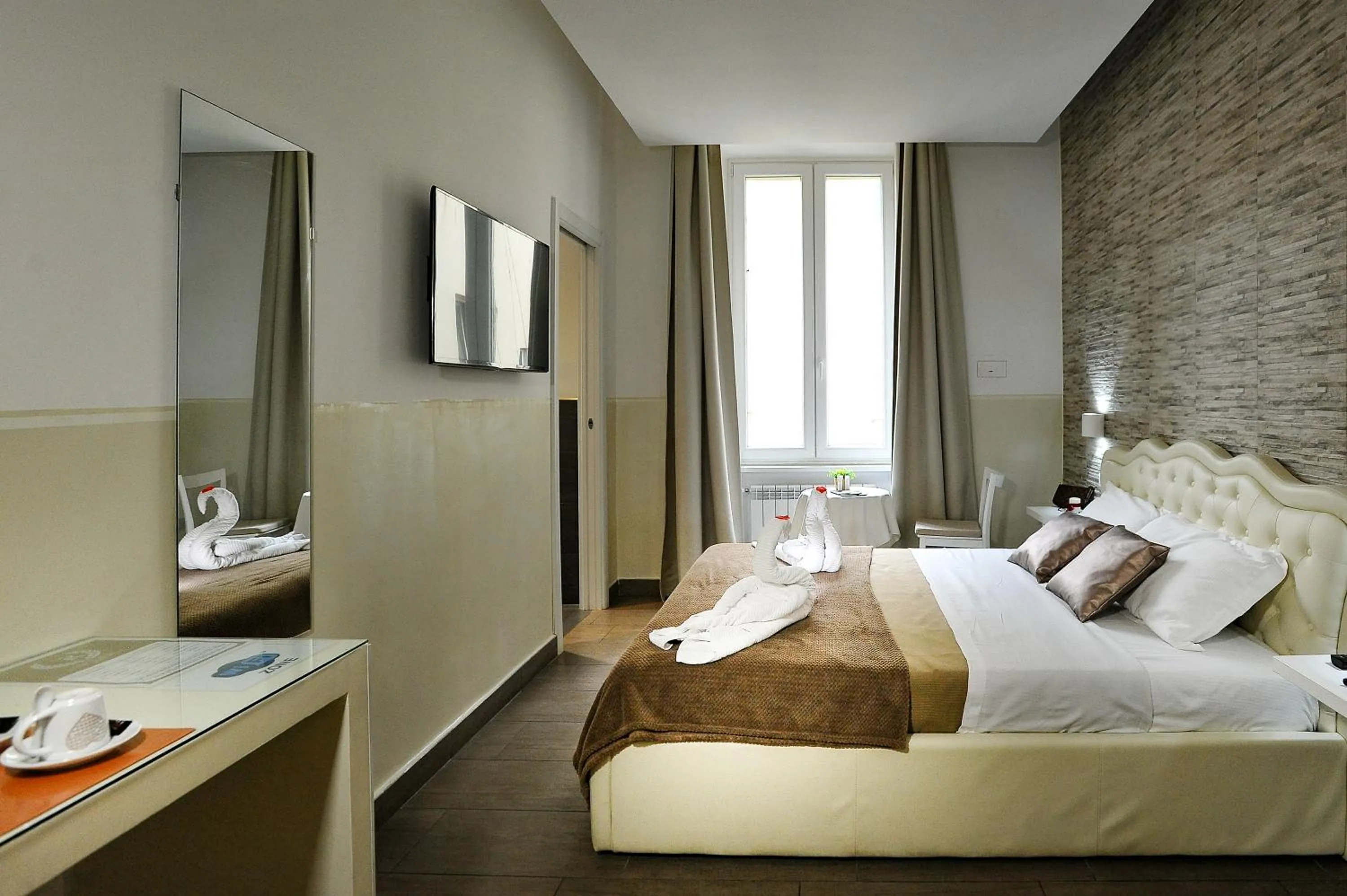 Photo of the whole room, Bed in Domus Castroni Pompeo Magno
