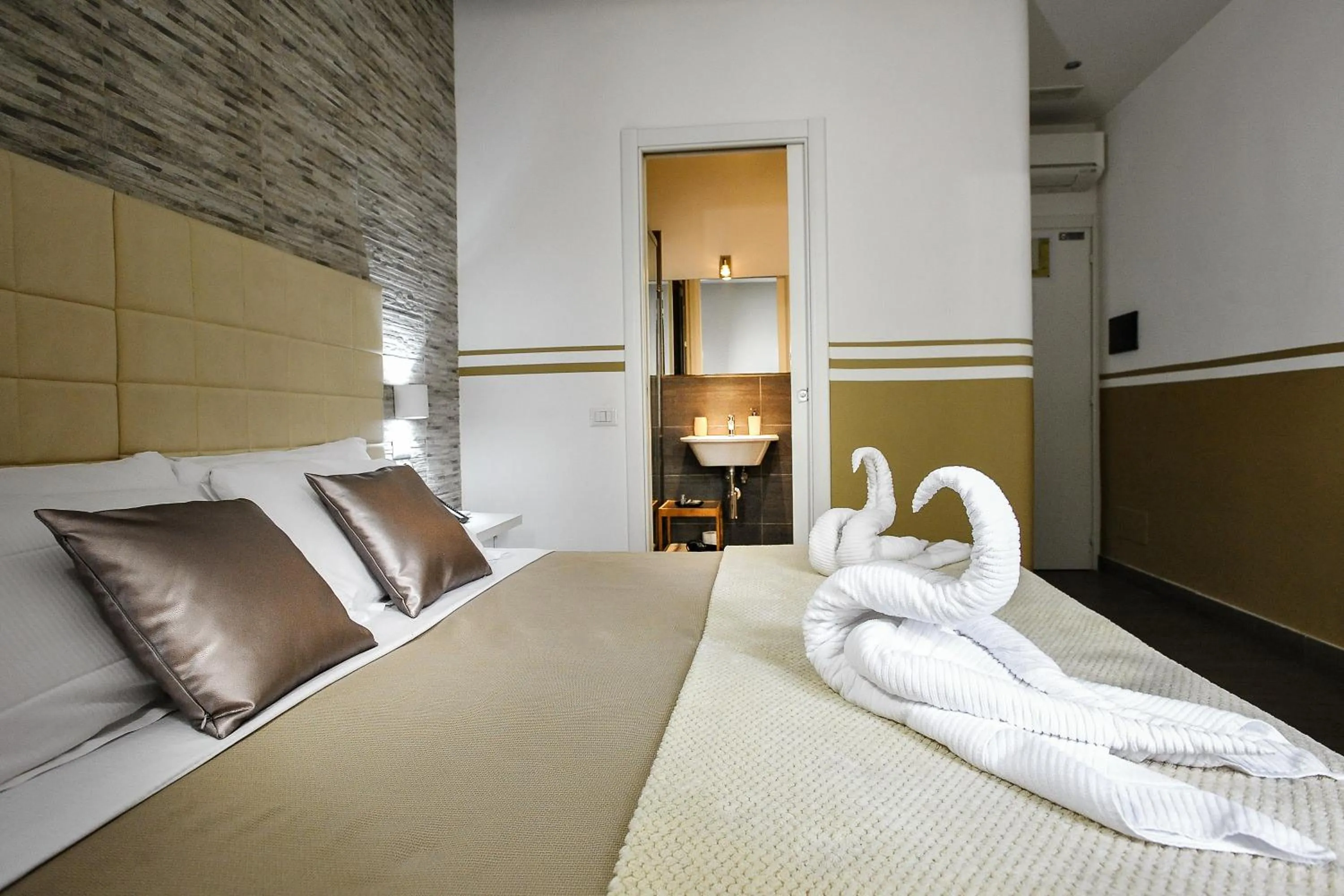 Photo of the whole room, Bed in Domus Castroni Pompeo Magno