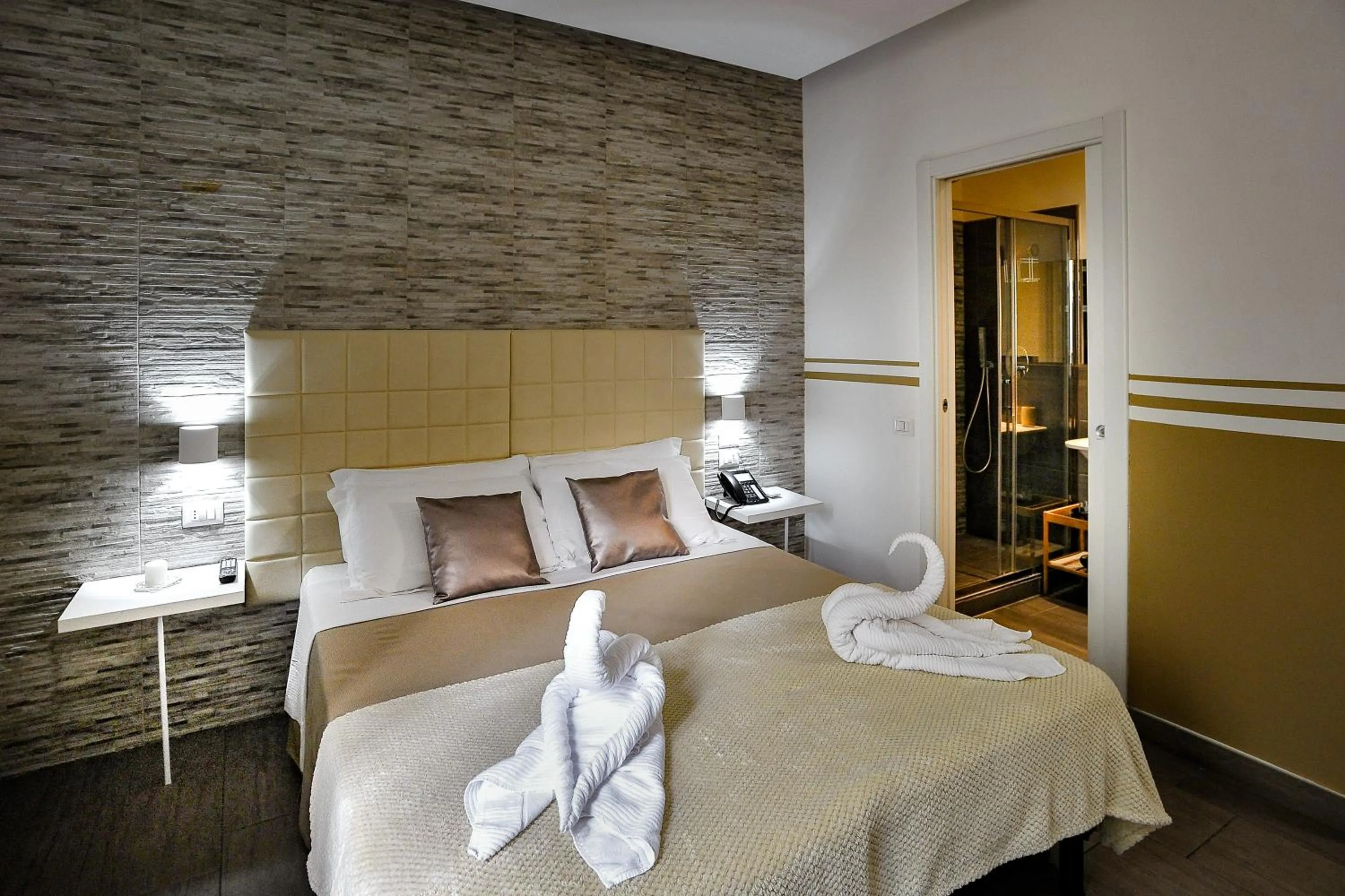Photo of the whole room, Bed in Domus Castroni Pompeo Magno