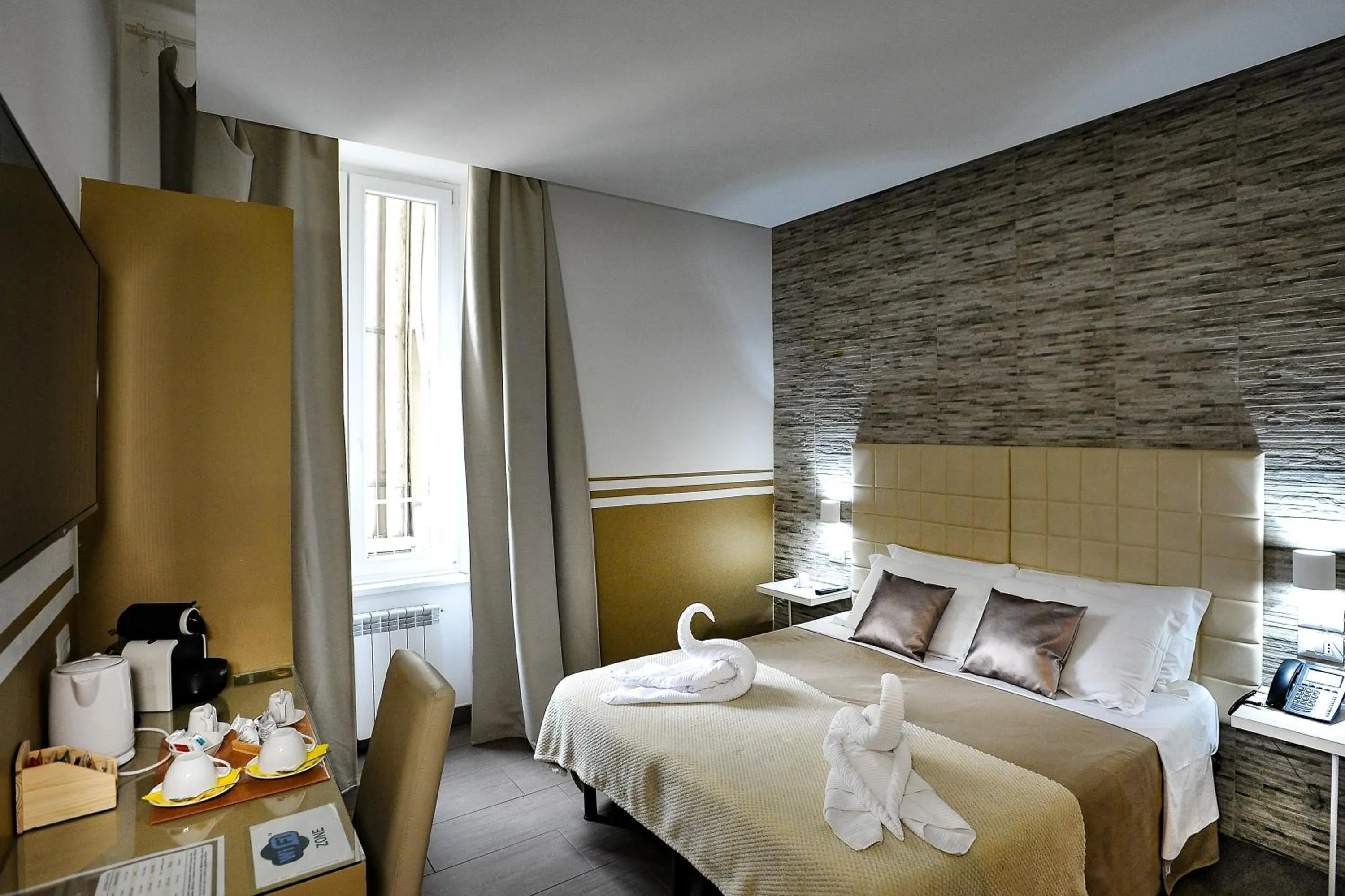 Photo of the whole room, Bed in Domus Castroni Pompeo Magno
