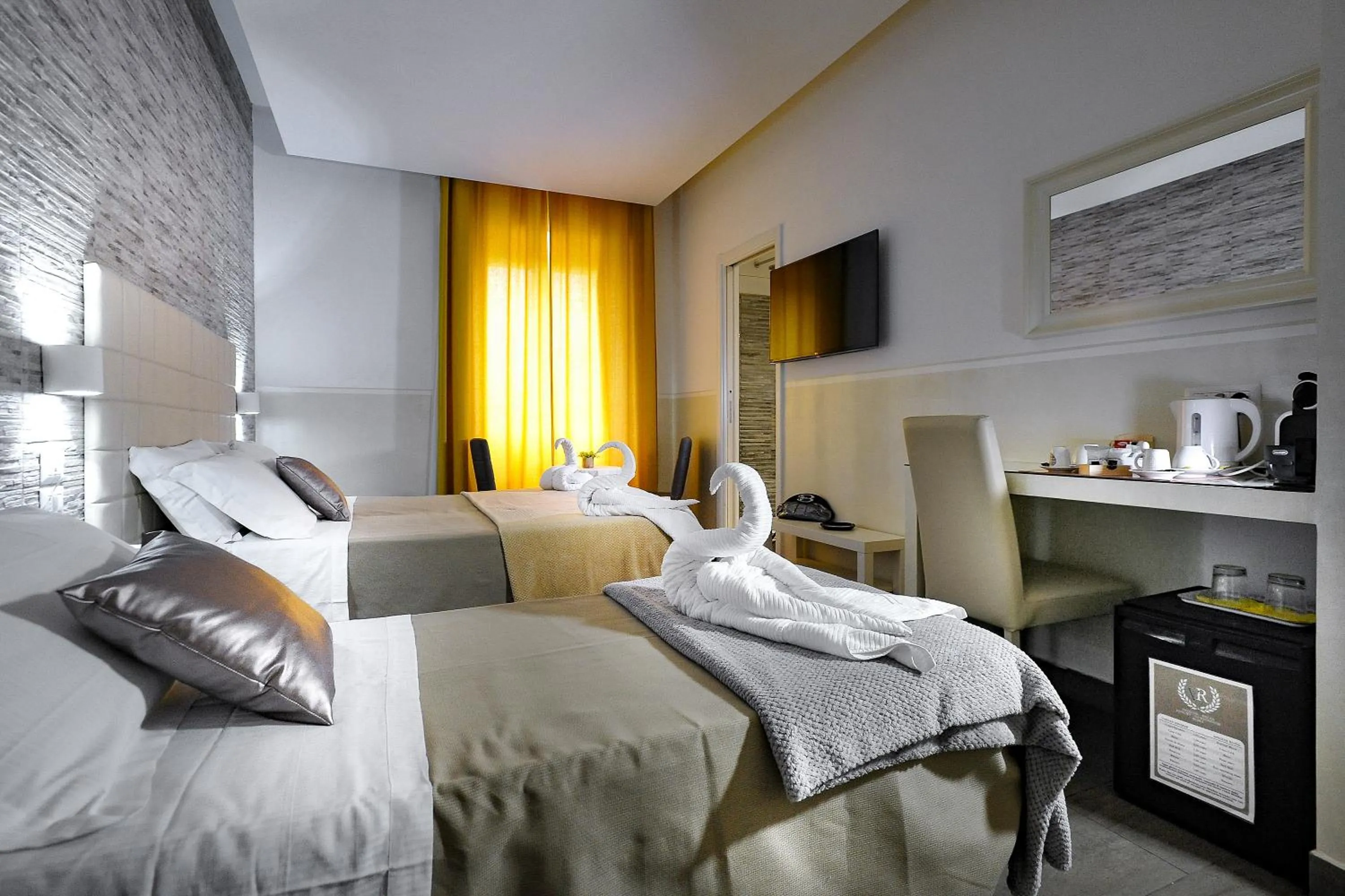 Photo of the whole room, Bed in Domus Castroni Pompeo Magno