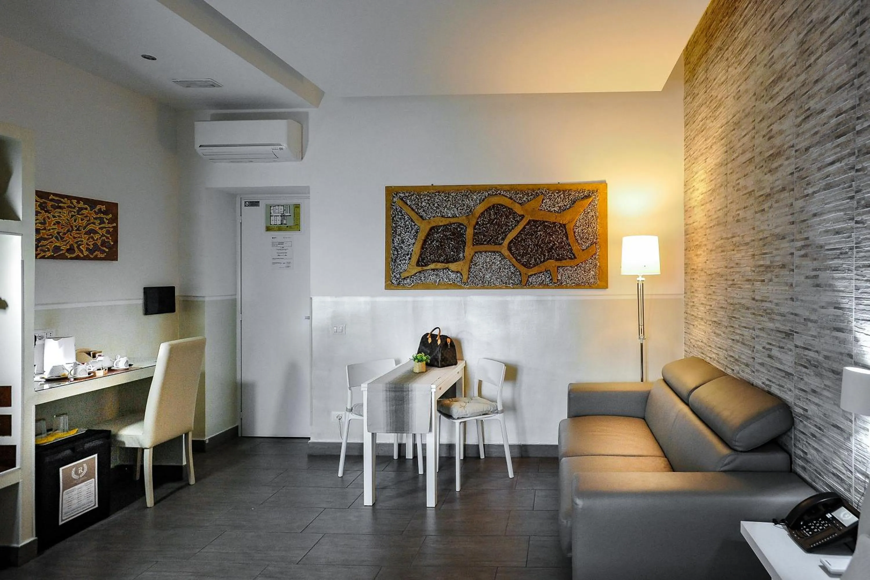 Photo of the whole room in Domus Castroni Pompeo Magno