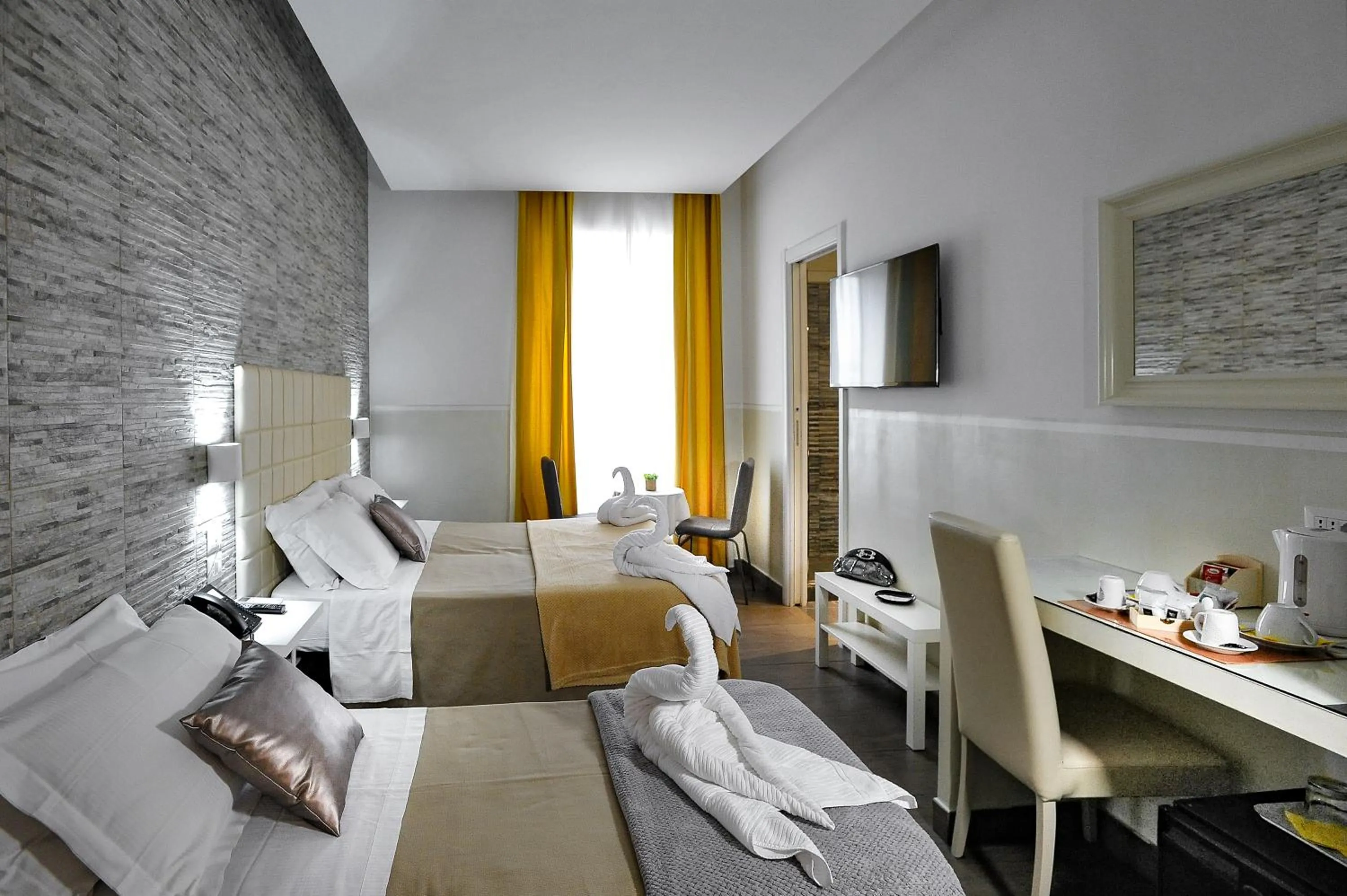 Photo of the whole room, Bed in Domus Castroni Pompeo Magno
