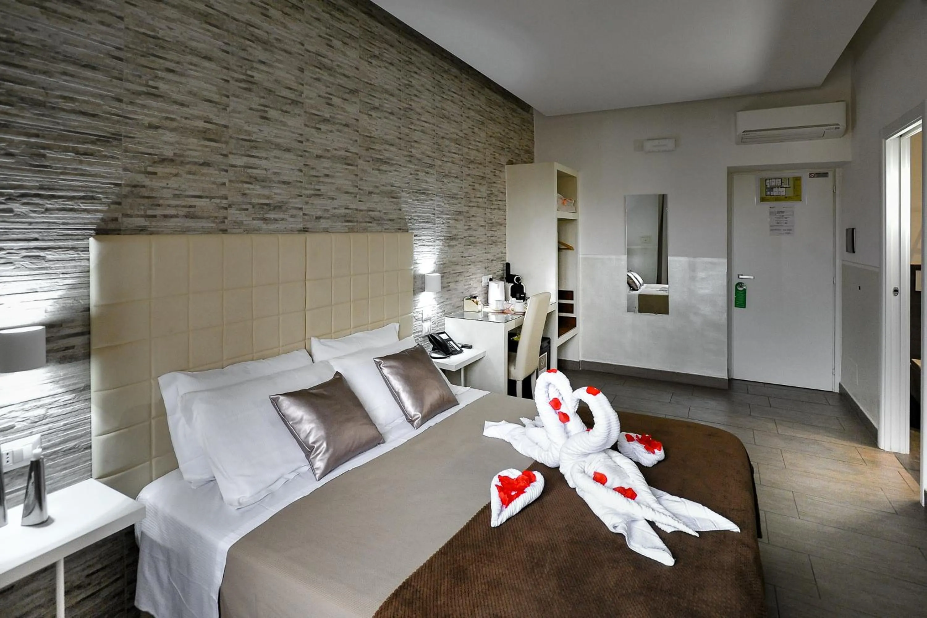 Photo of the whole room, Bed in Domus Castroni Pompeo Magno