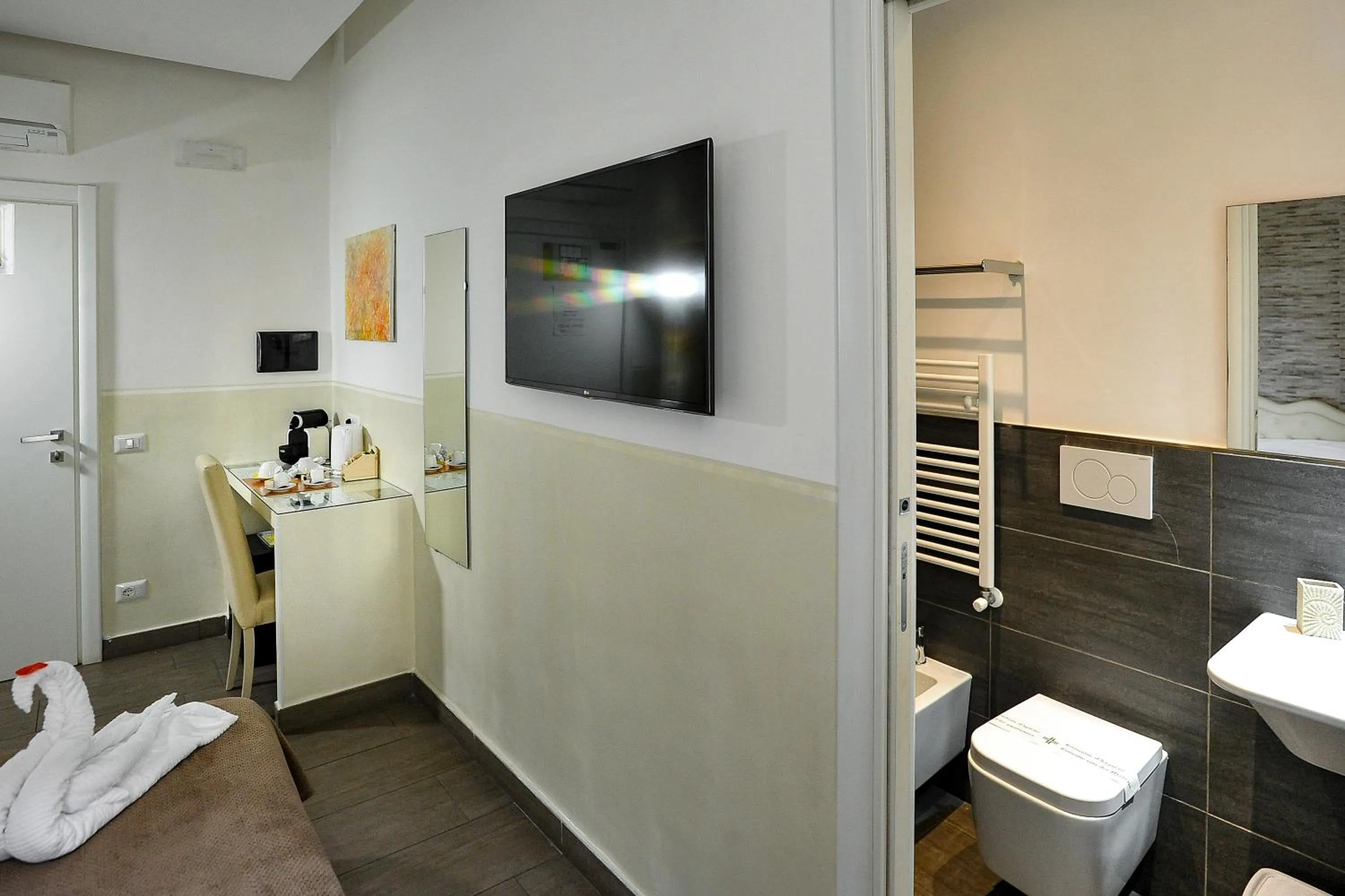 Photo of the whole room in Domus Castroni Pompeo Magno