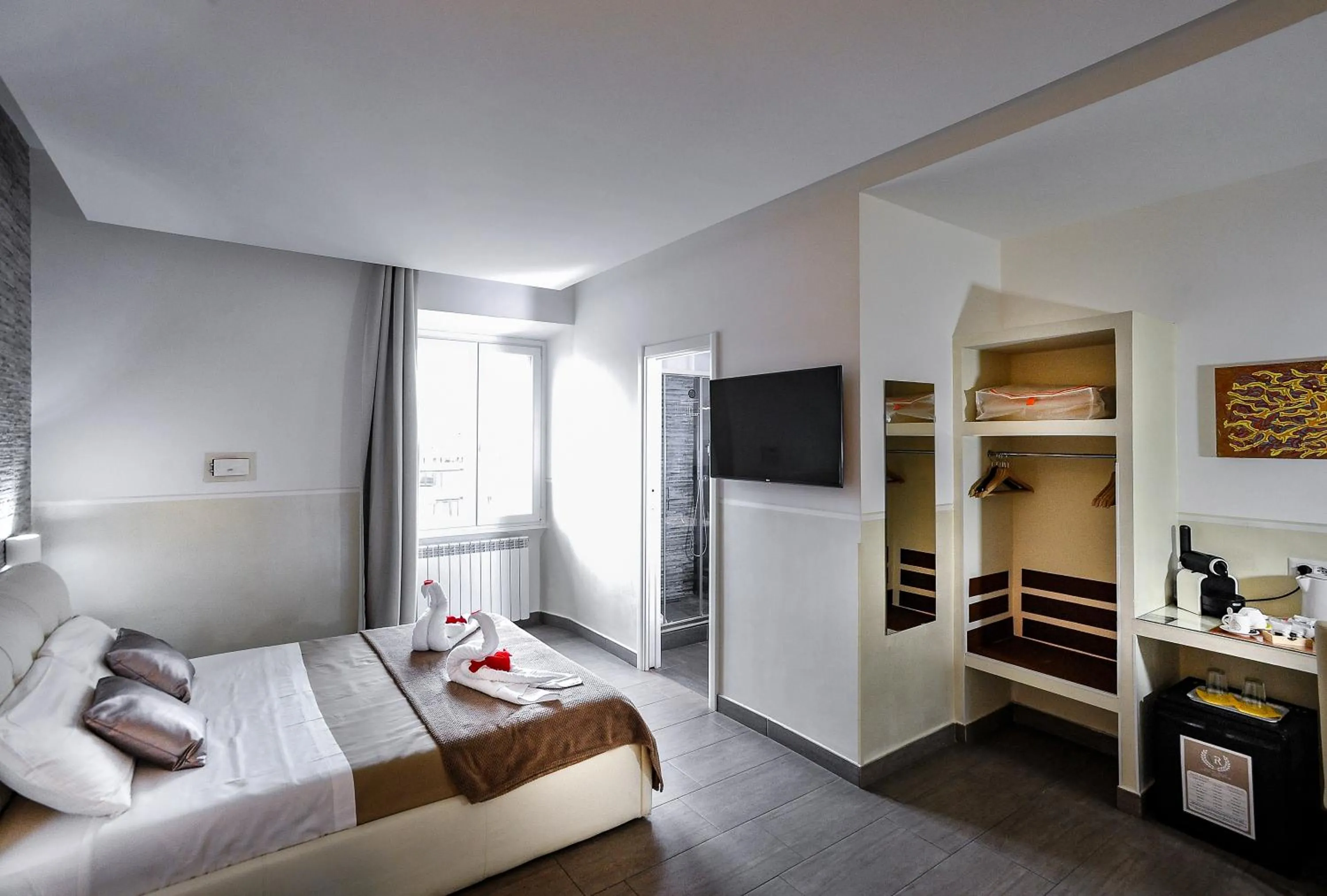 Photo of the whole room, Bed in Domus Castroni Pompeo Magno
