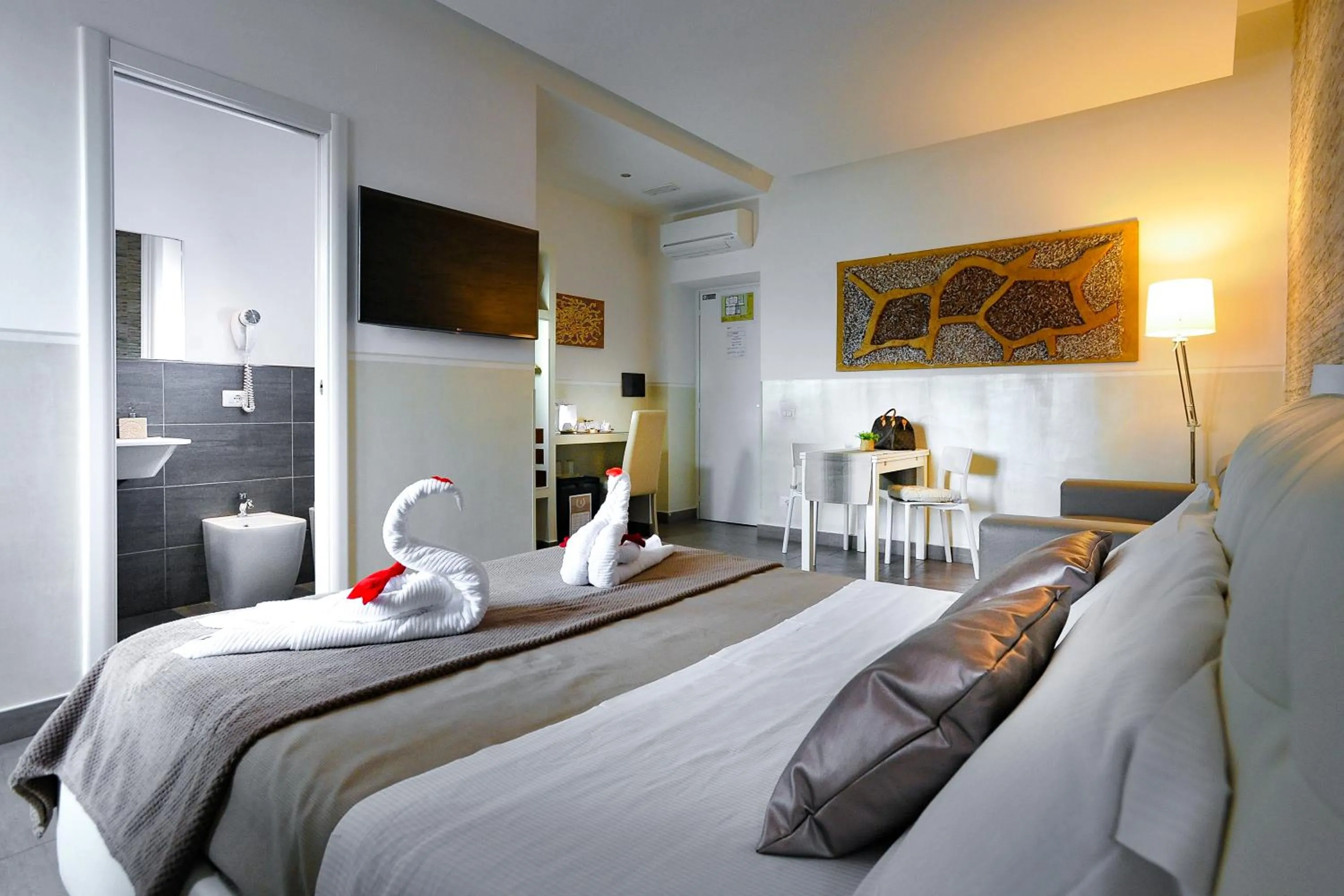 Photo of the whole room, Bed in Domus Castroni Pompeo Magno