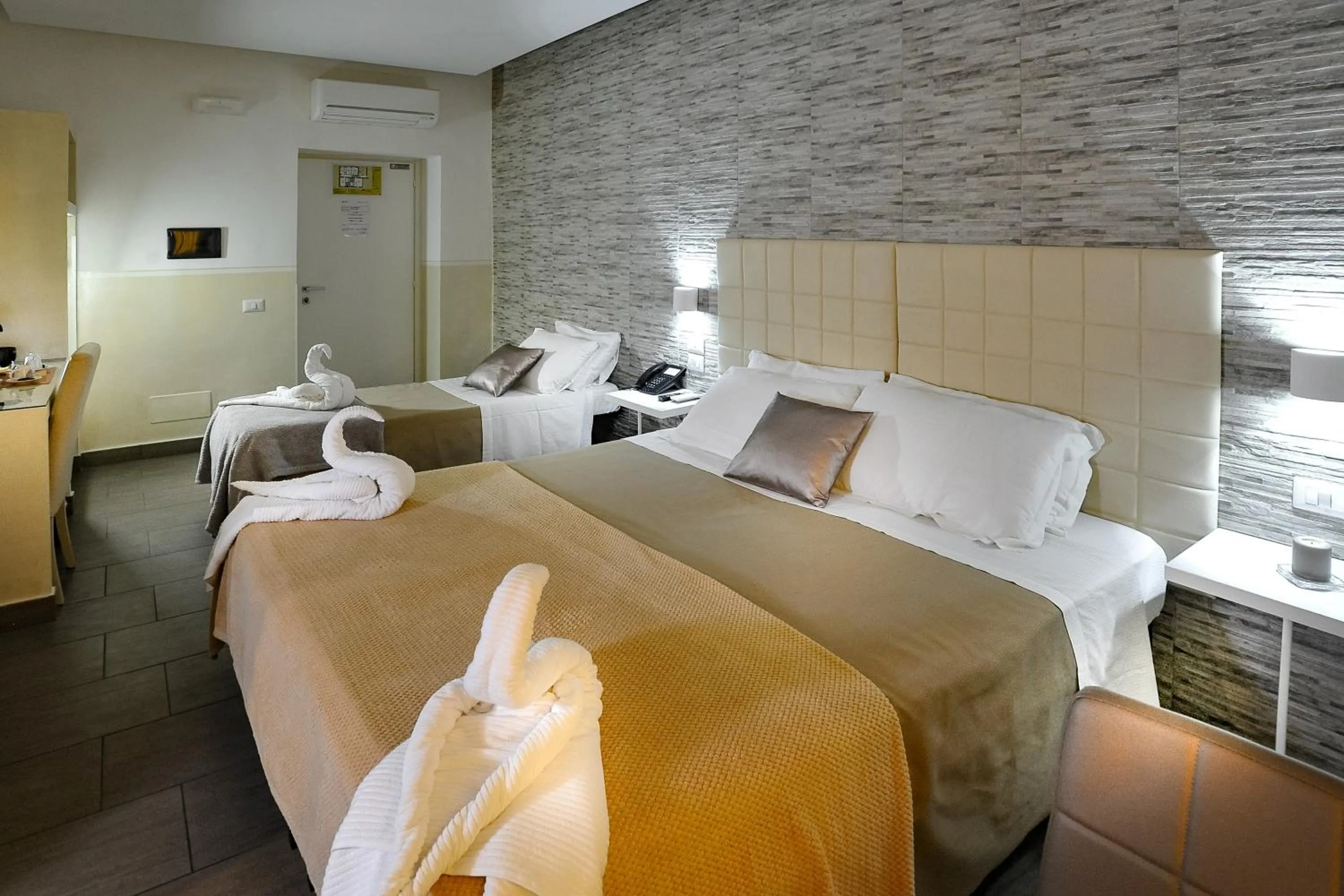 Photo of the whole room, Bed in Domus Castroni Pompeo Magno