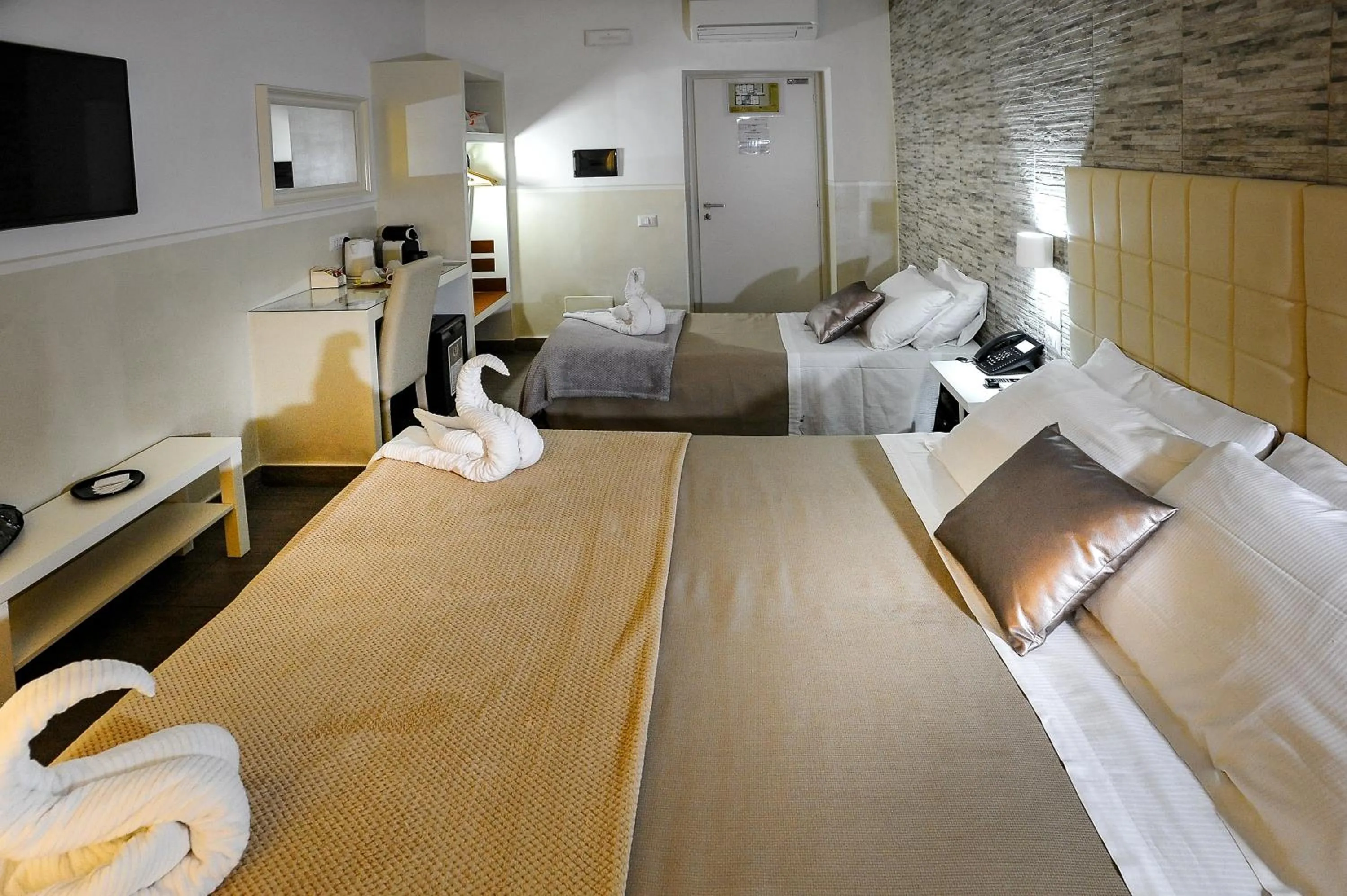 Photo of the whole room, Bed in Domus Castroni Pompeo Magno