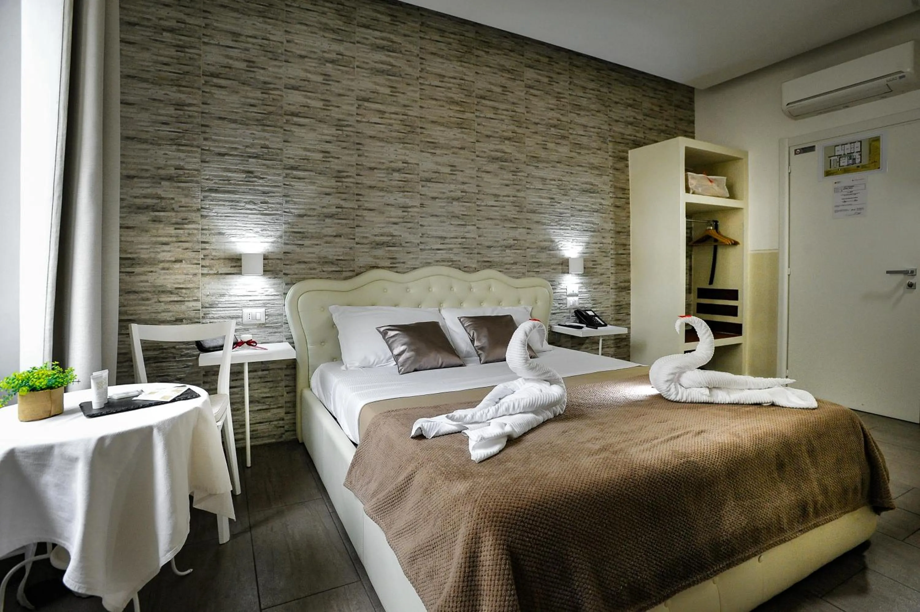 Photo of the whole room, Bed in Domus Castroni Pompeo Magno