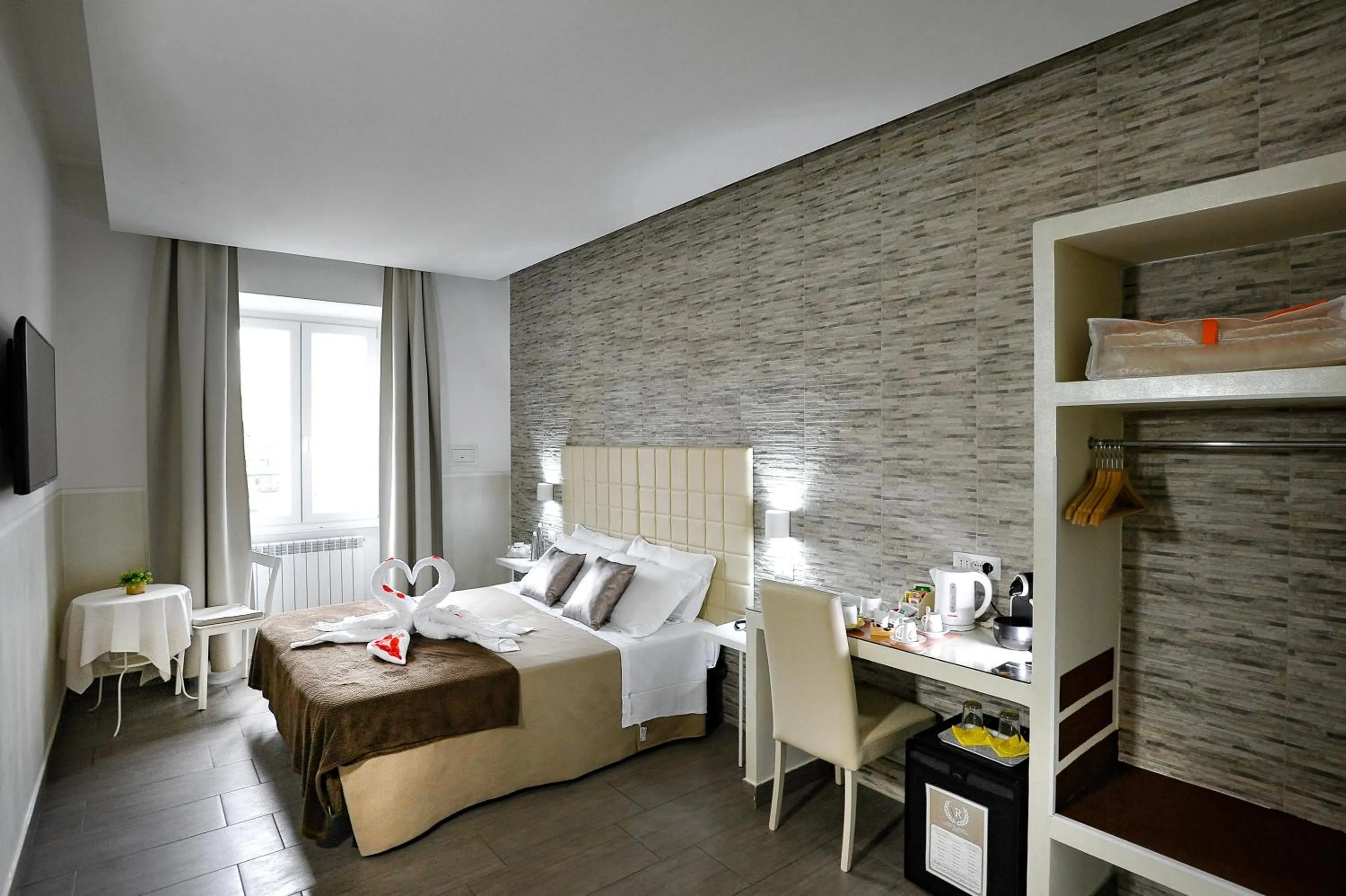 Photo of the whole room, Bed in Domus Castroni Pompeo Magno