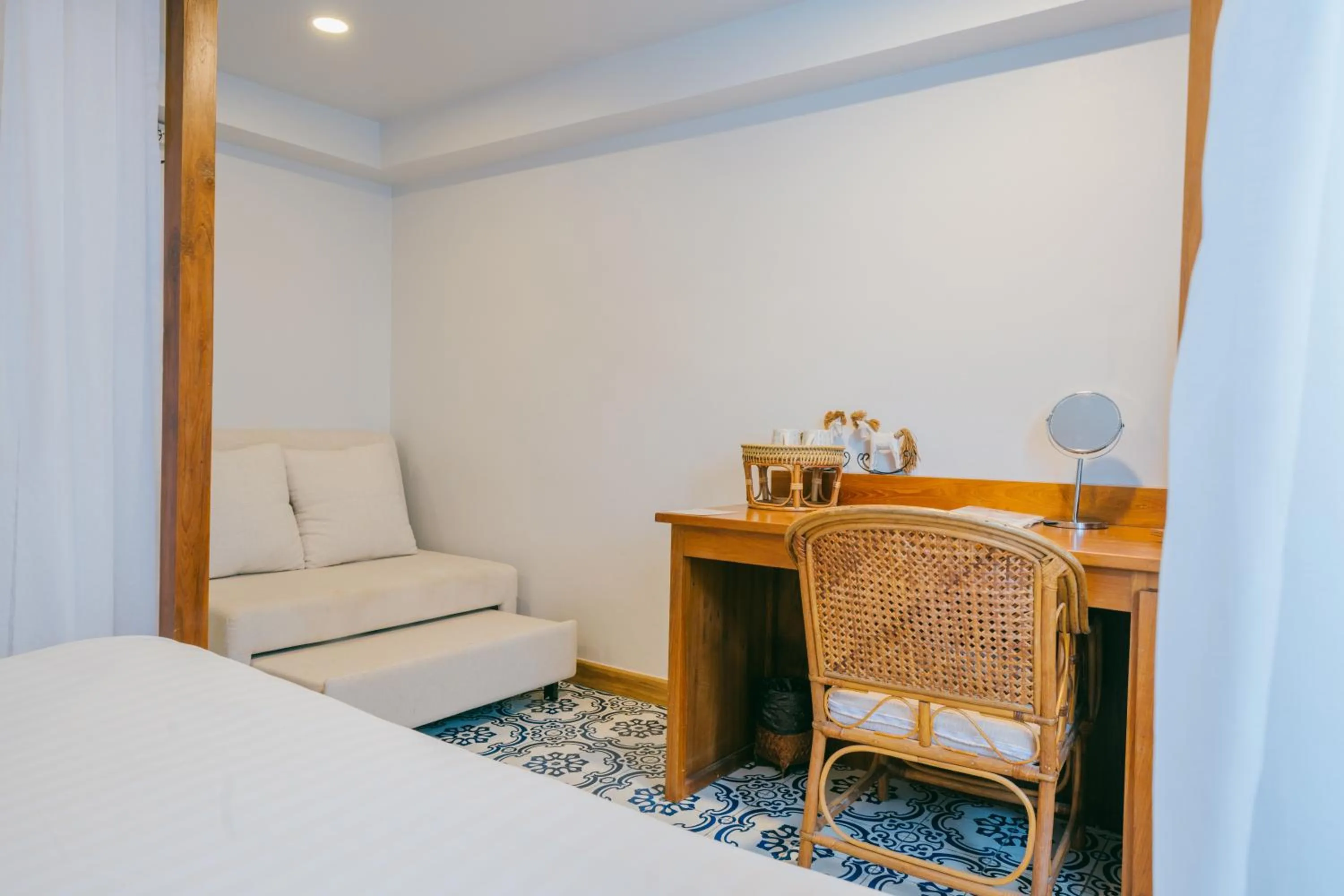 Seating area, Bed in Amaka Bed and Breakfast