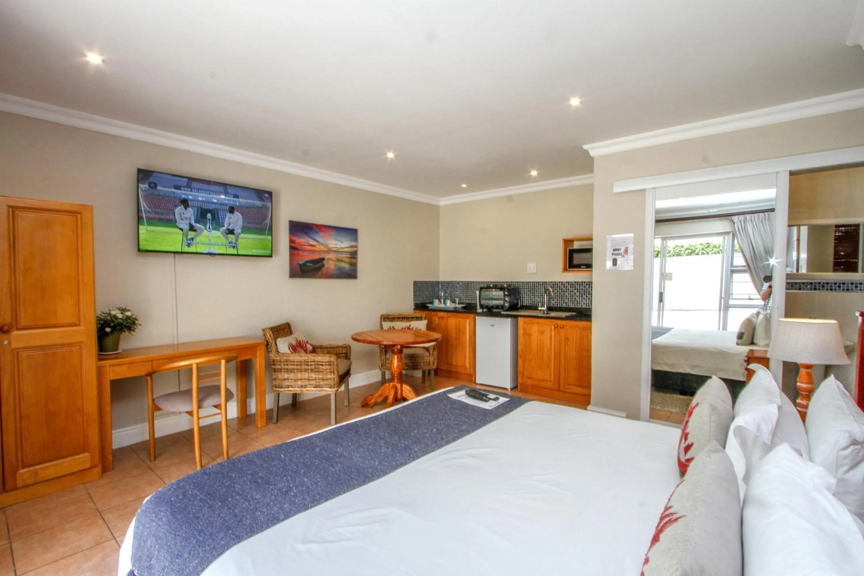 Kitchen or kitchenette, Bed in The Sandringham Bed & Breakfast and Self-Catering