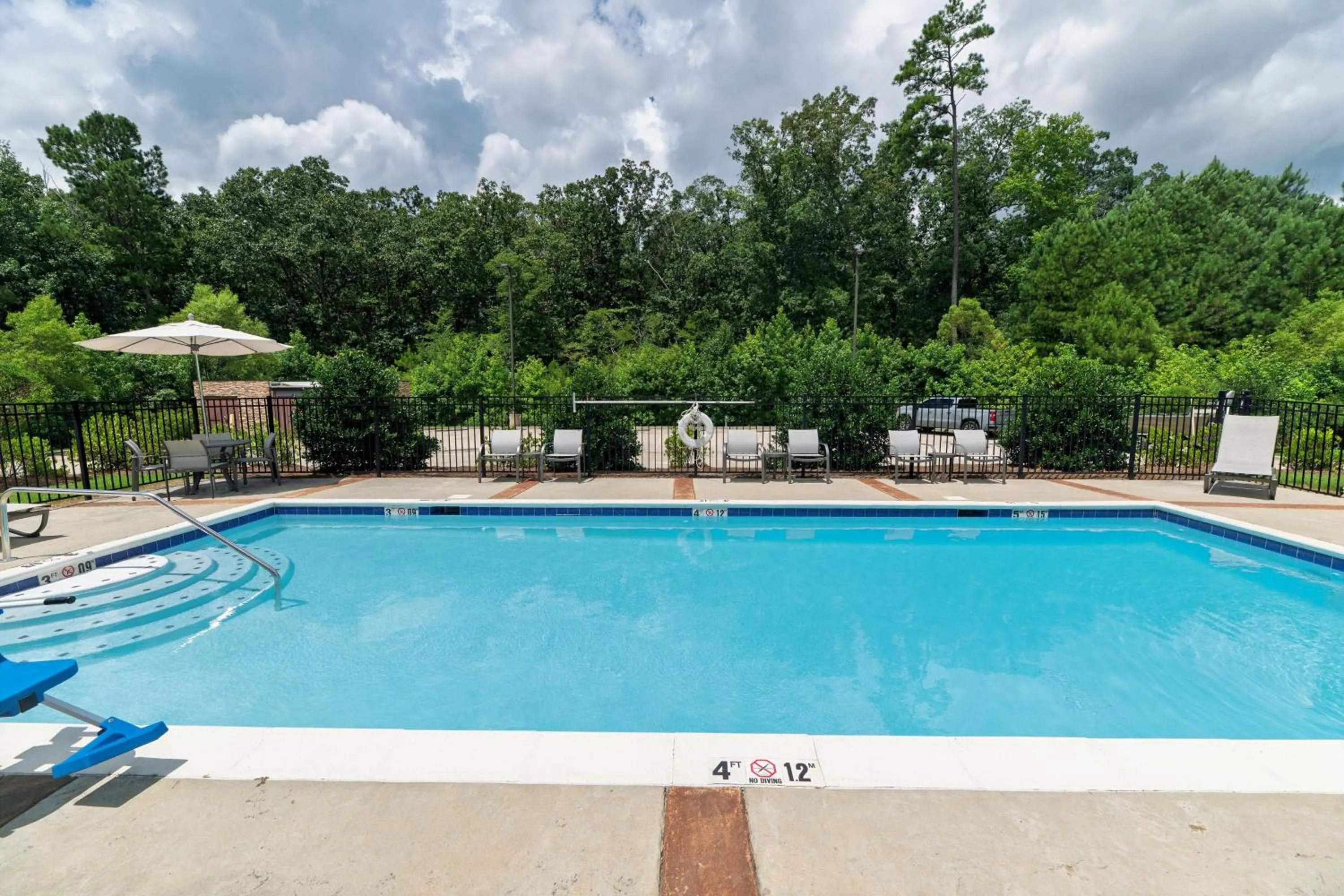 Swimming pool in Holiday Inn Express Jasper by IHG