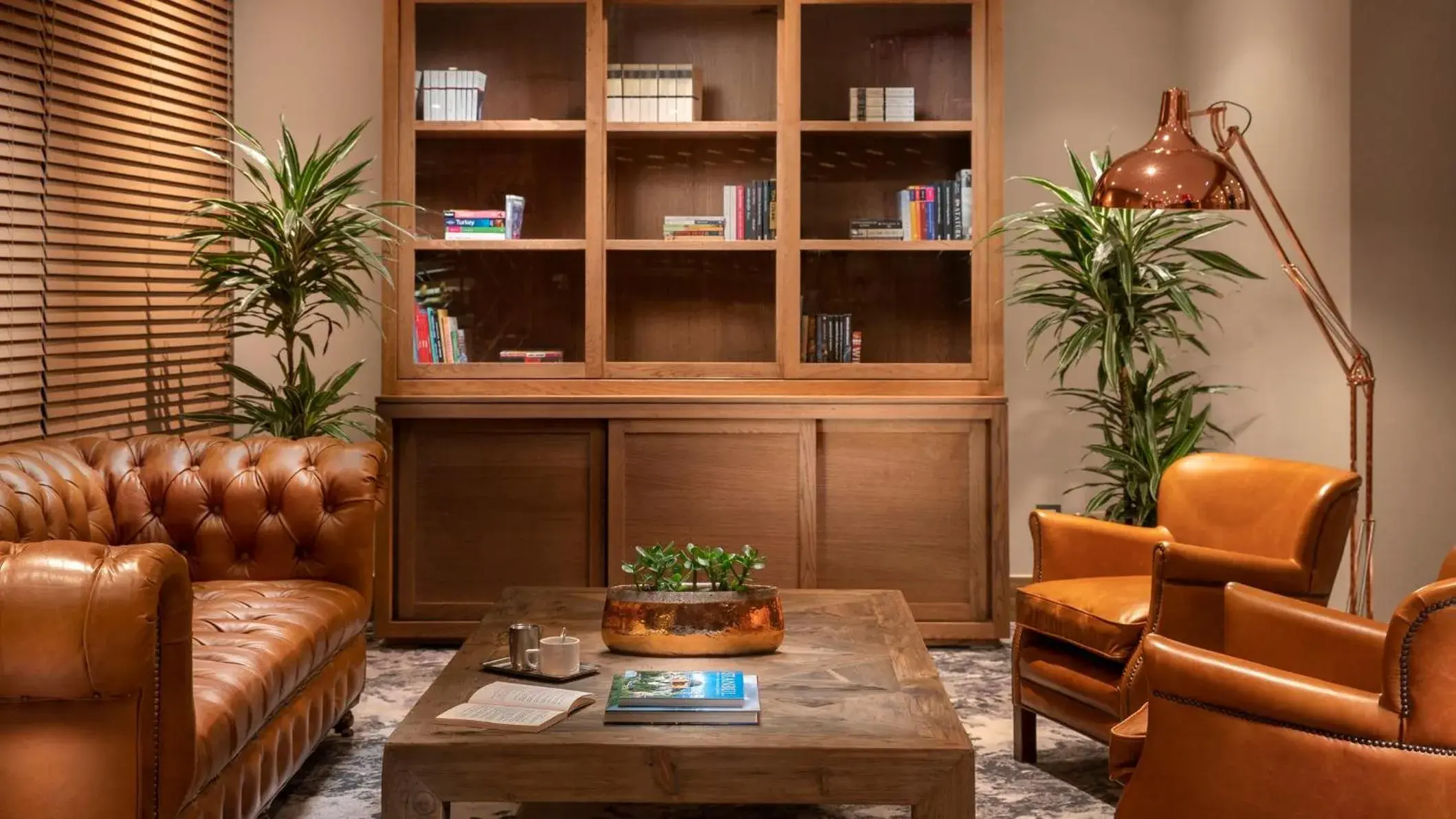 Lounge or bar in Crowne Plaza Florya Istanbul by IHG Lounge or bar in Crowne Plaza Florya Istanbul by IHG