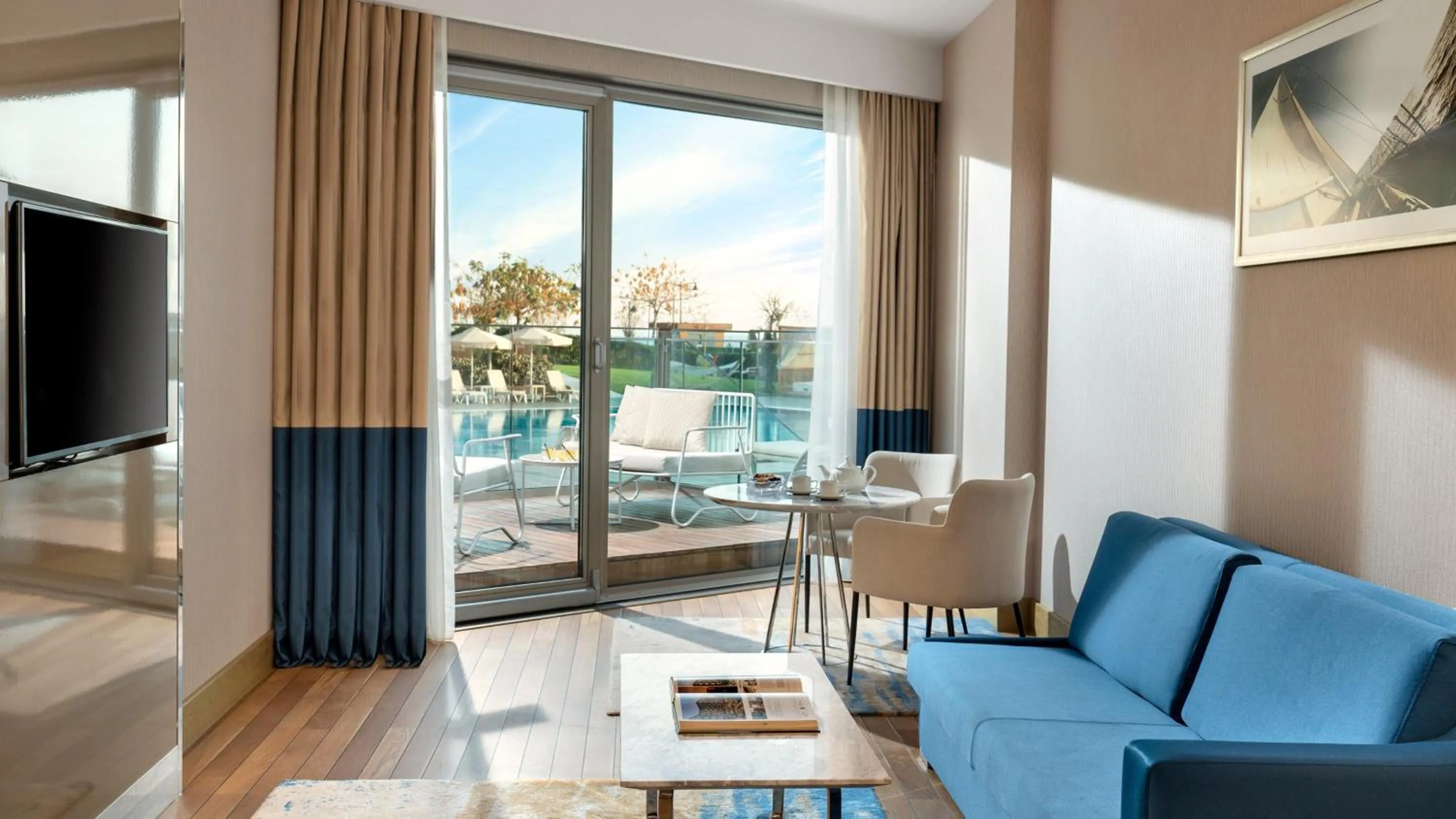 Photo of the whole room in Crowne Plaza Florya Istanbul by IHG