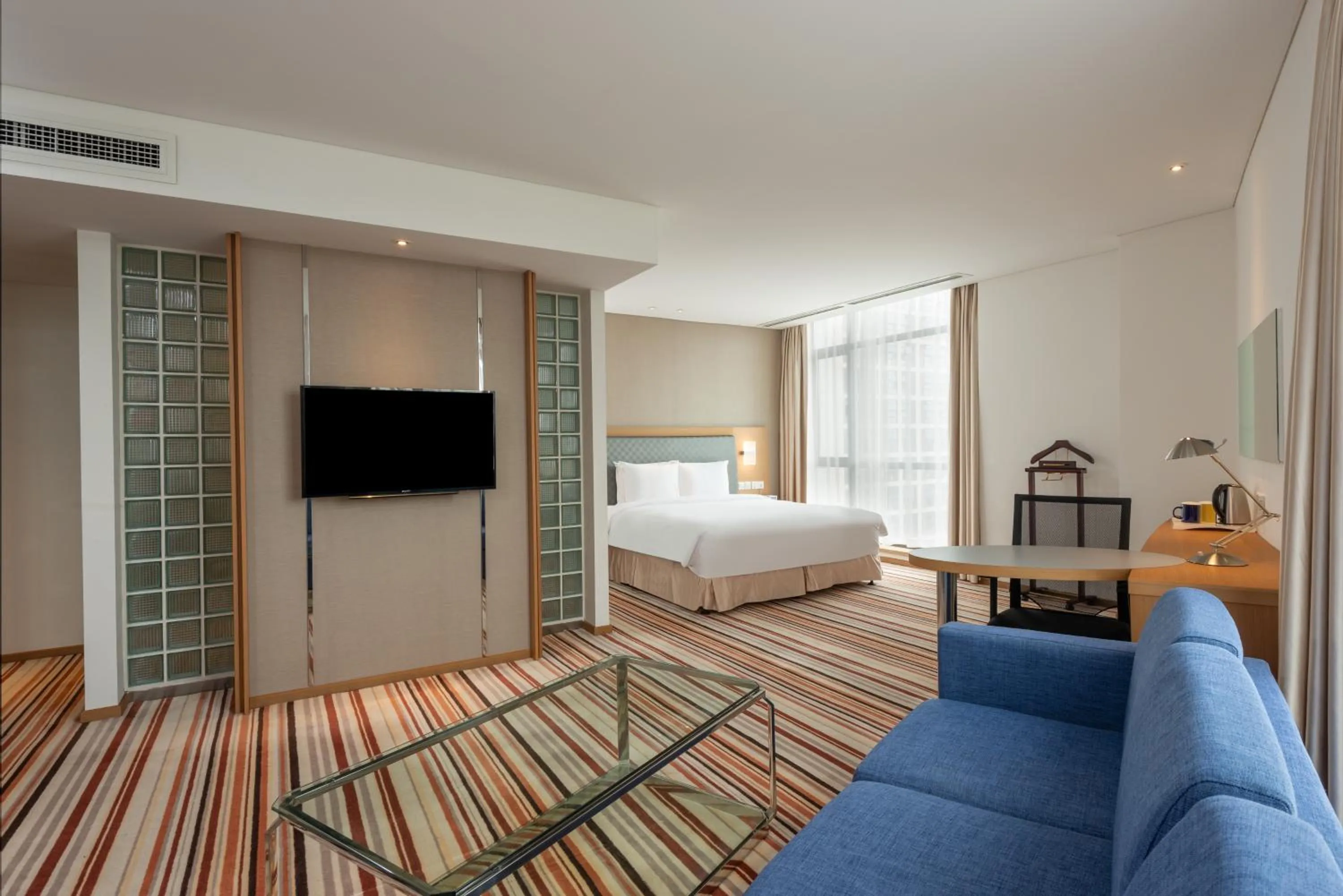 Property building, Bed in Holiday Inn Express Shanghai Jiading Industry Park by IHG