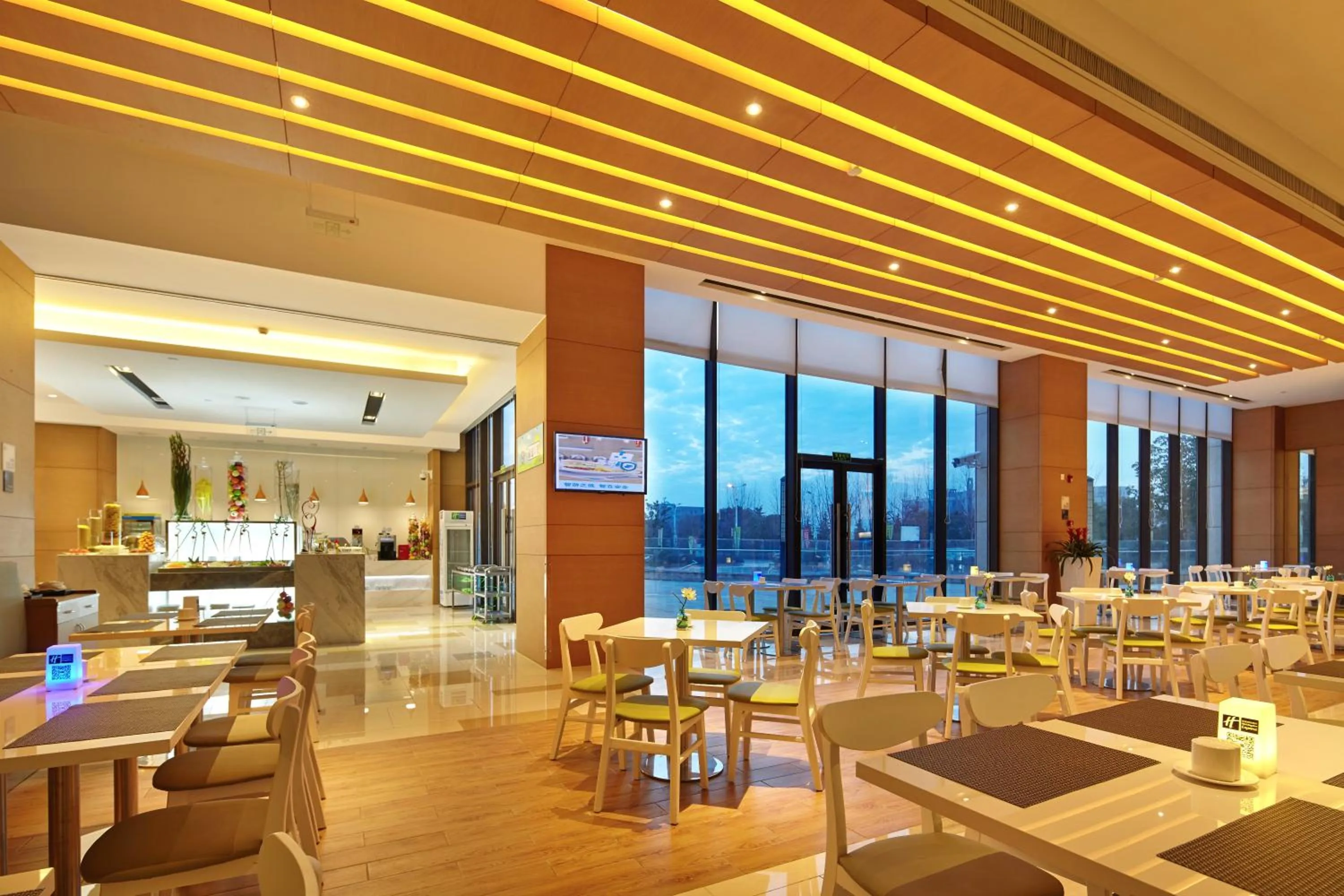 Restaurant/places to eat in Holiday Inn Express Shanghai Jiading Industry Park by IHG