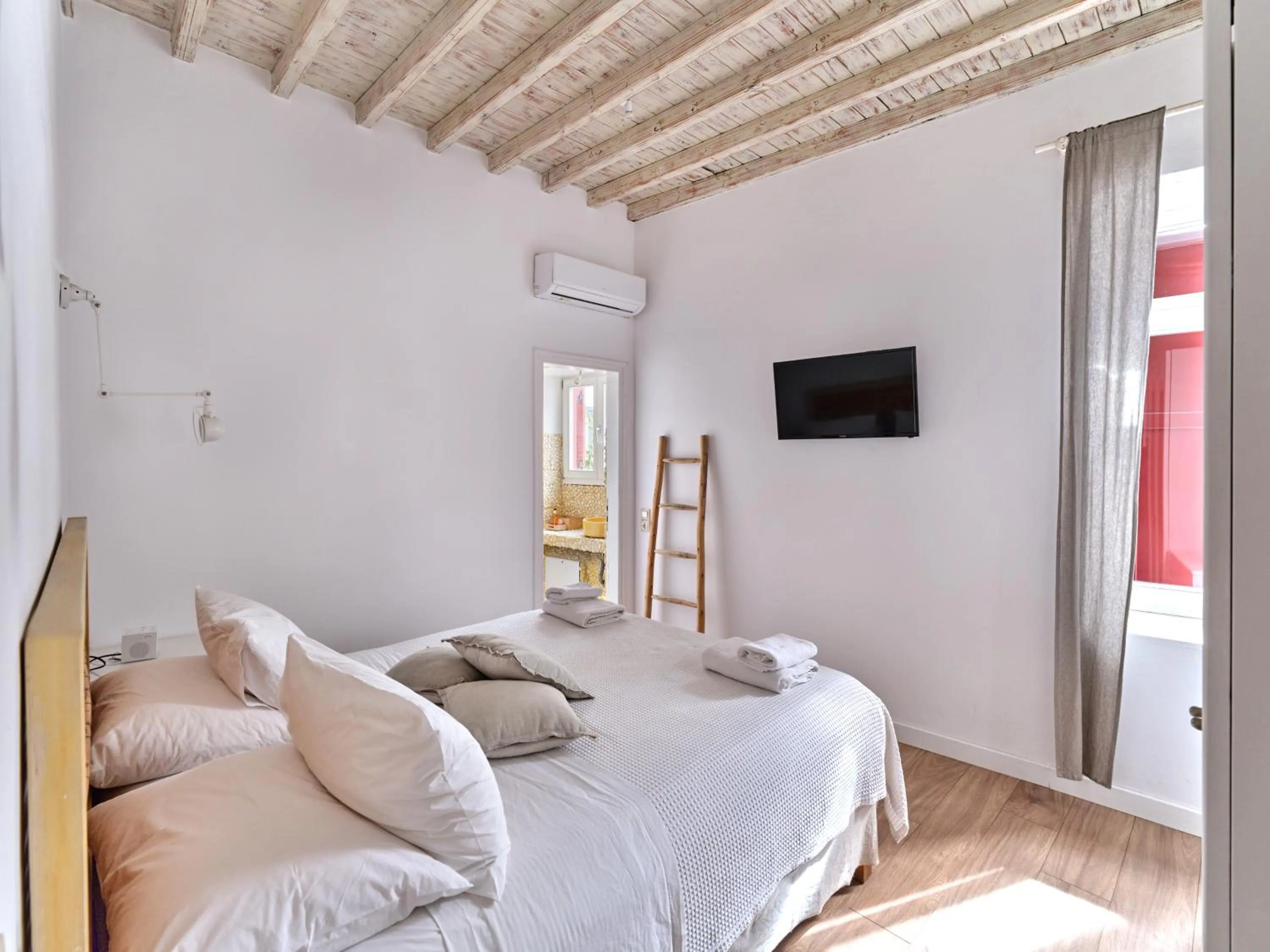 Photo of the whole room, Bed in La Maison Kalogera