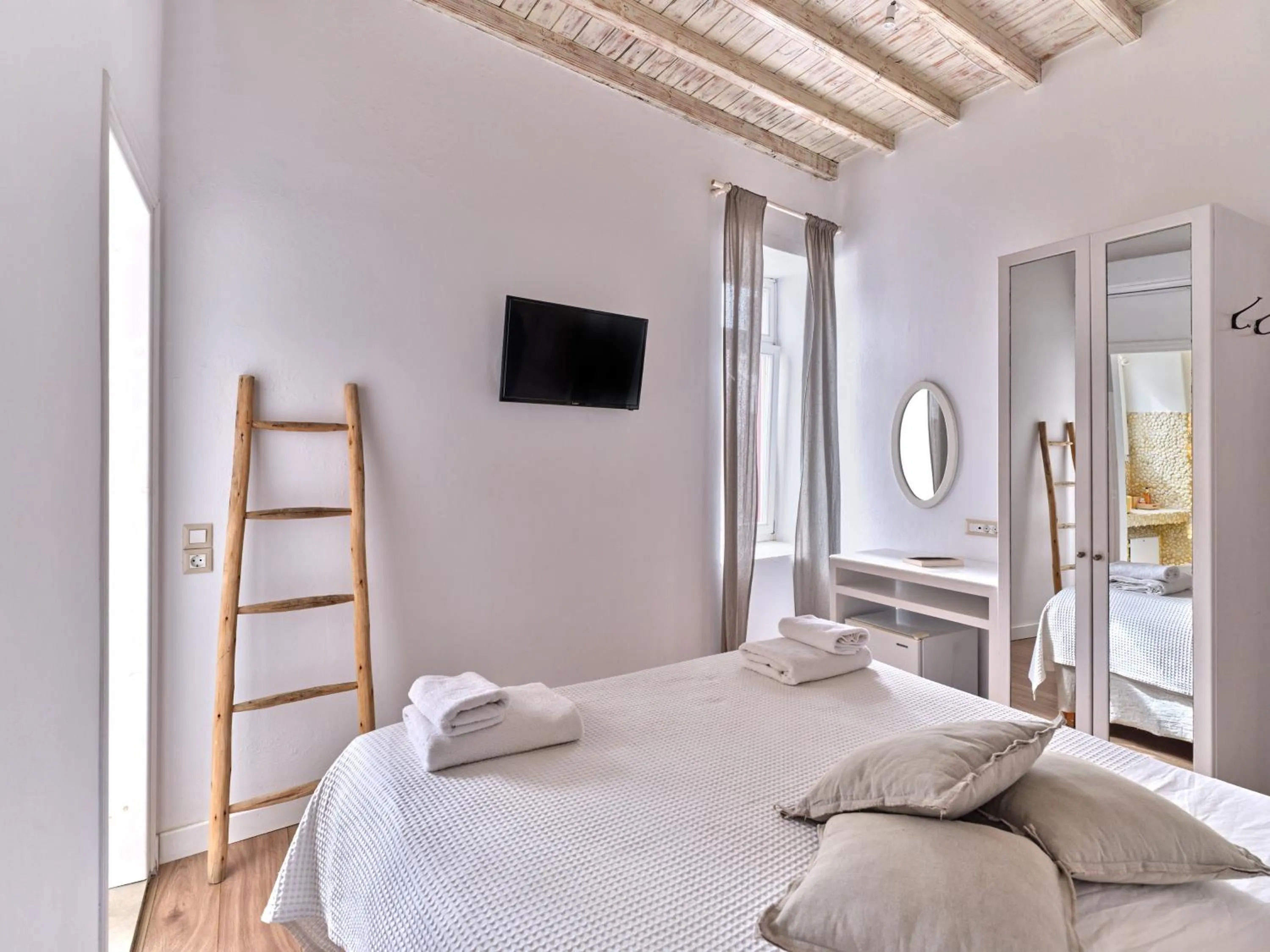 Photo of the whole room, Bed in La Maison Kalogera