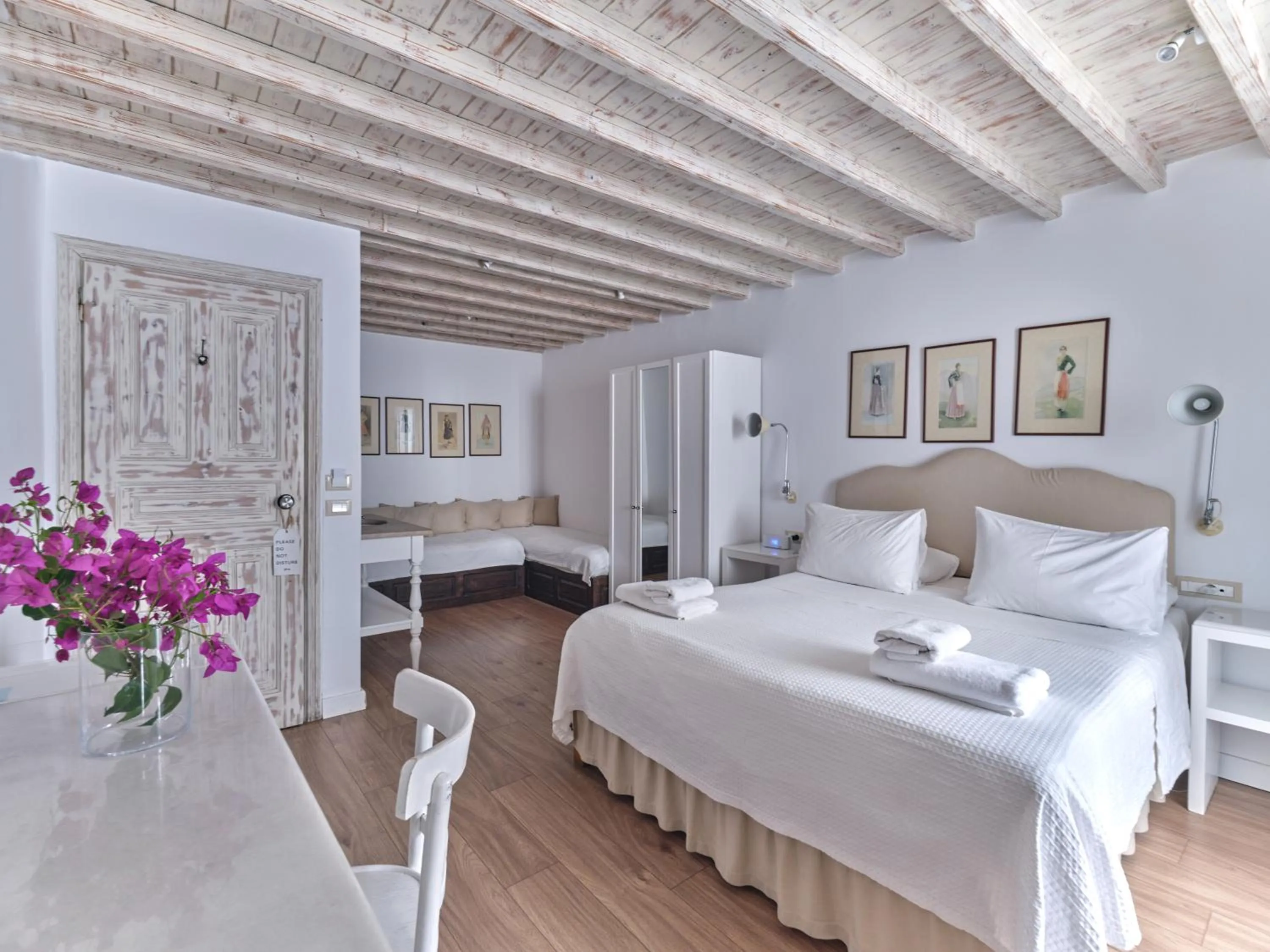 Photo of the whole room, Bed in La Maison Kalogera