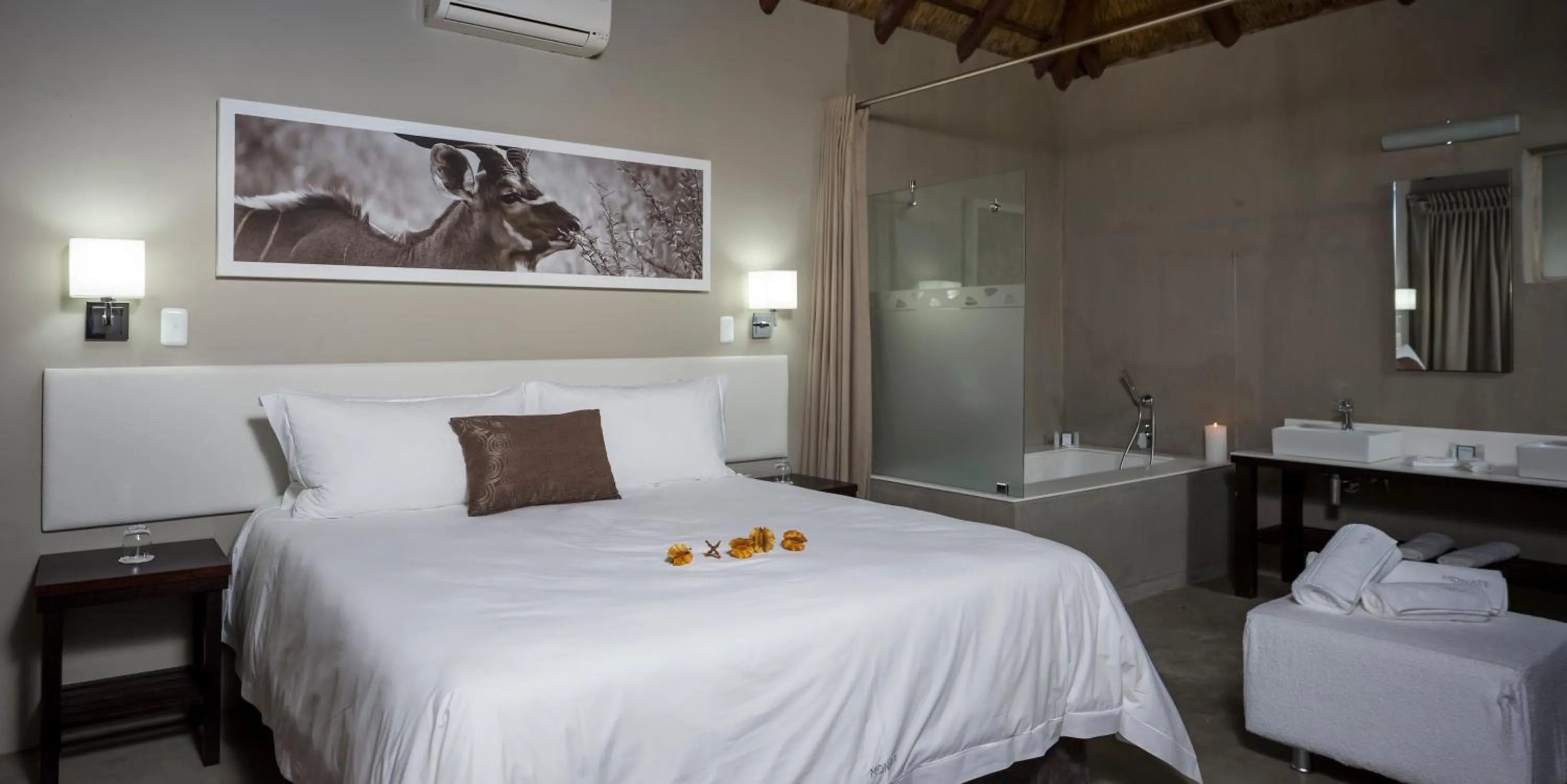 Bedroom, Bed in Monate Game Lodge