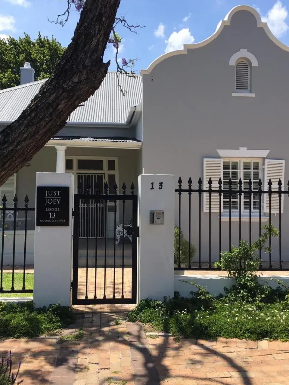Facade/entrance in Just Joey Lodge Facade/entrance in Just Joey Lodge