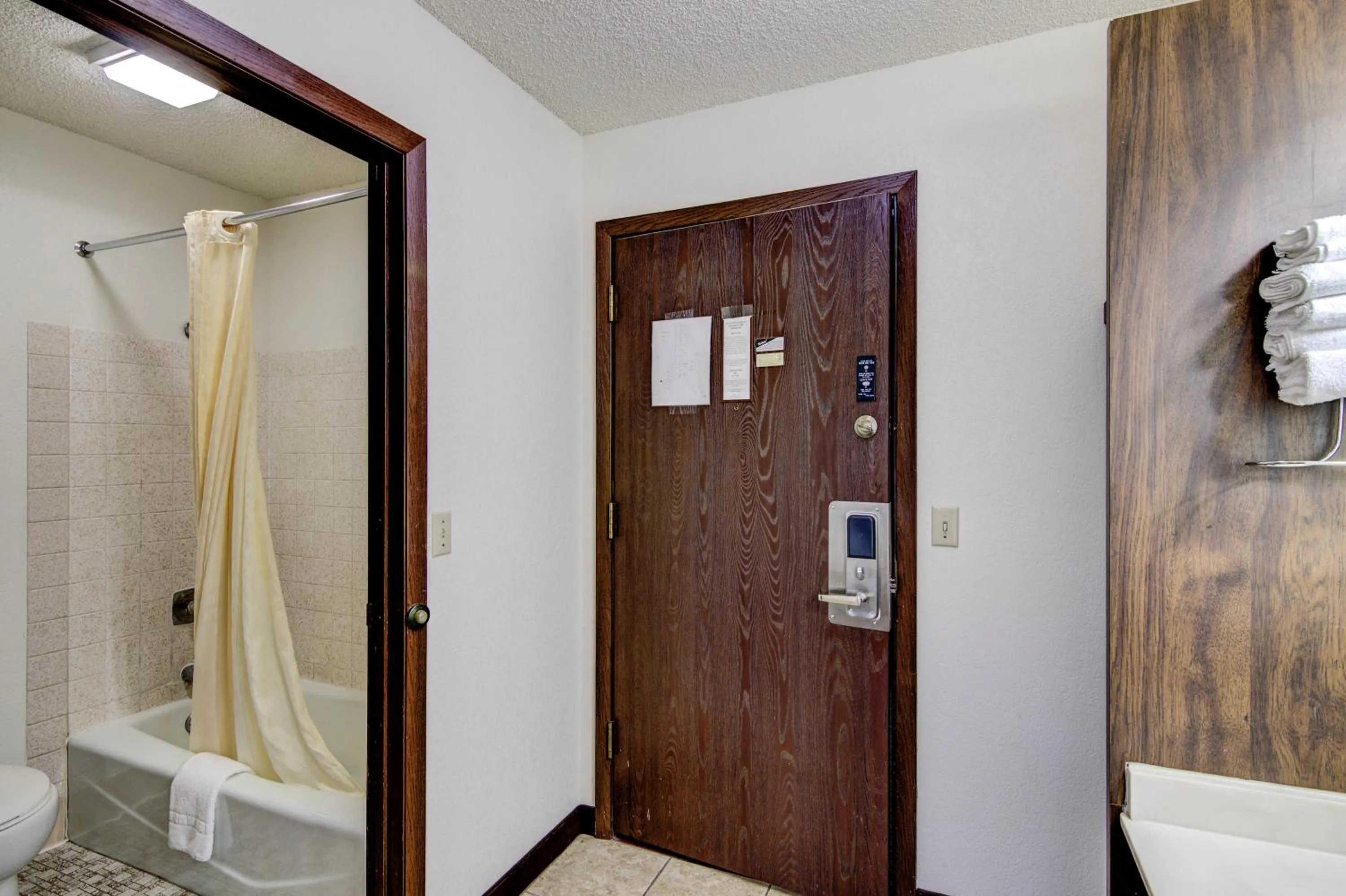 Bloomer Inn & Suites