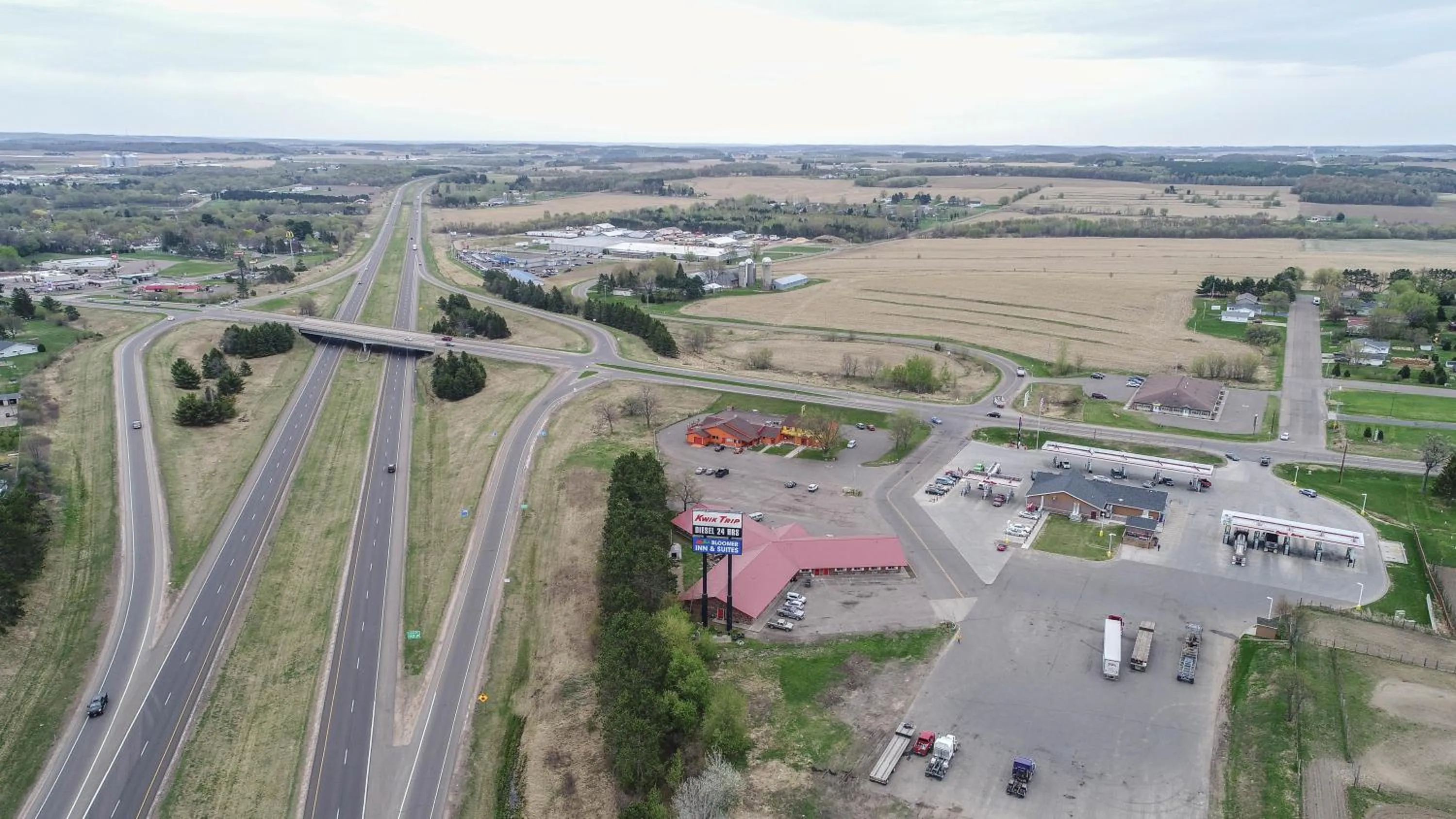Property building in Bloomer Inn & Suites