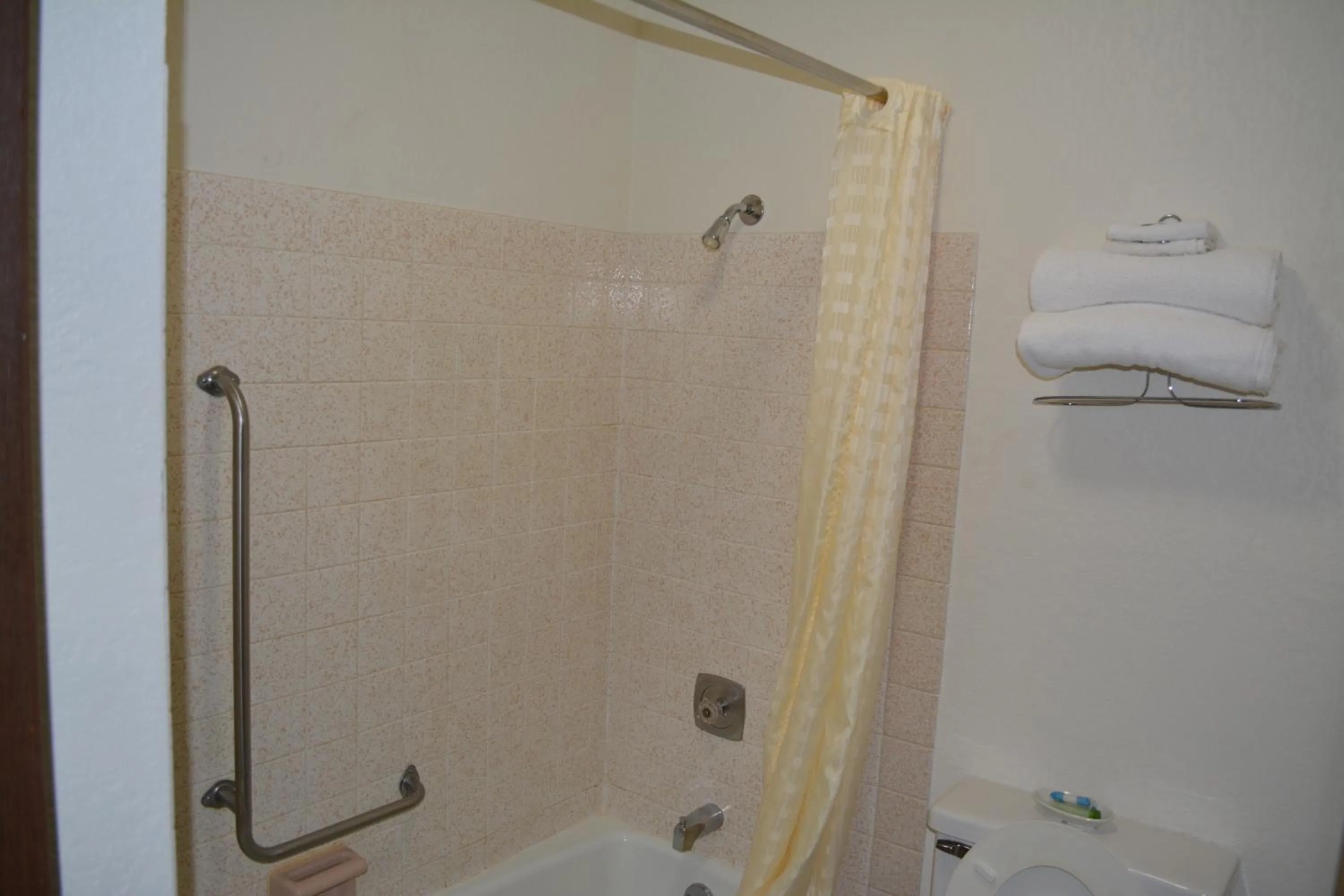 Bloomer Inn & Suites