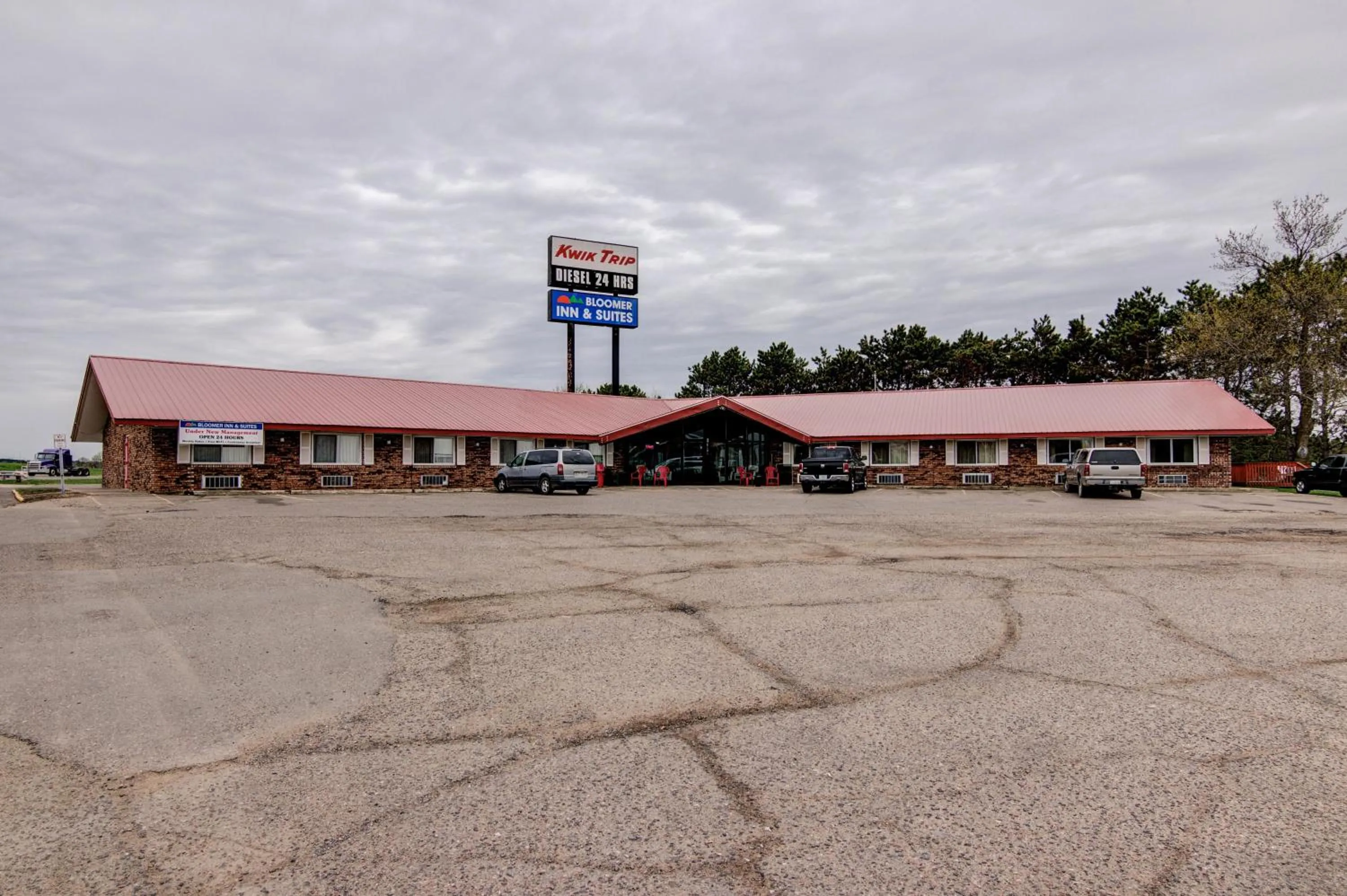 Property building in Bloomer Inn & Suites