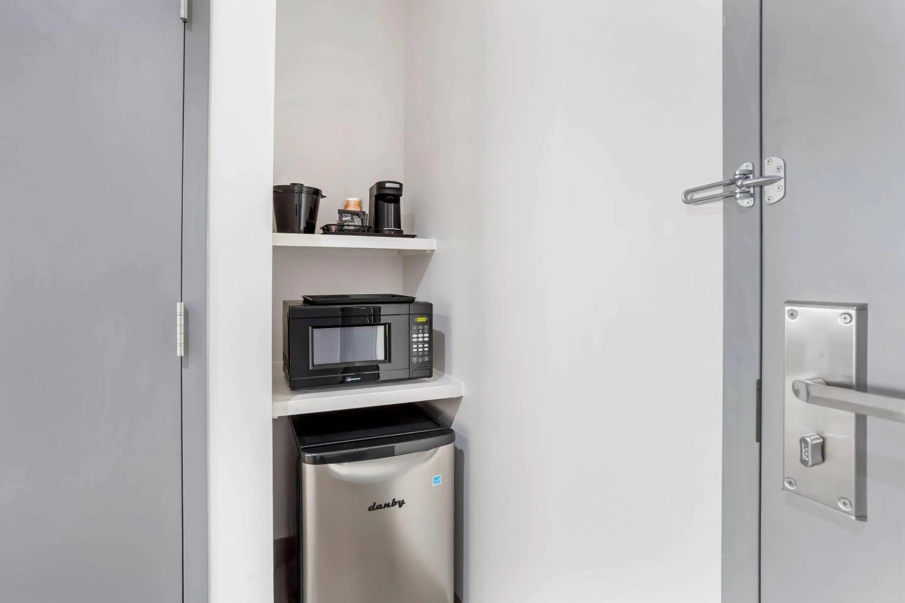 Kitchen or kitchenette in Comfort Suites Central Valley - Woodbury