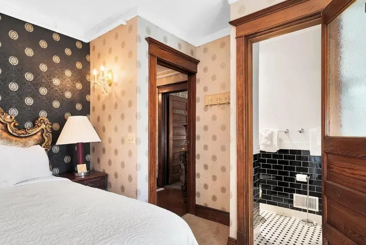 King Suite (Golden Oak) - single occupancy in The Ginkgo Tree King Suite (Golden Oak) - single occupancy in The Ginkgo Tree