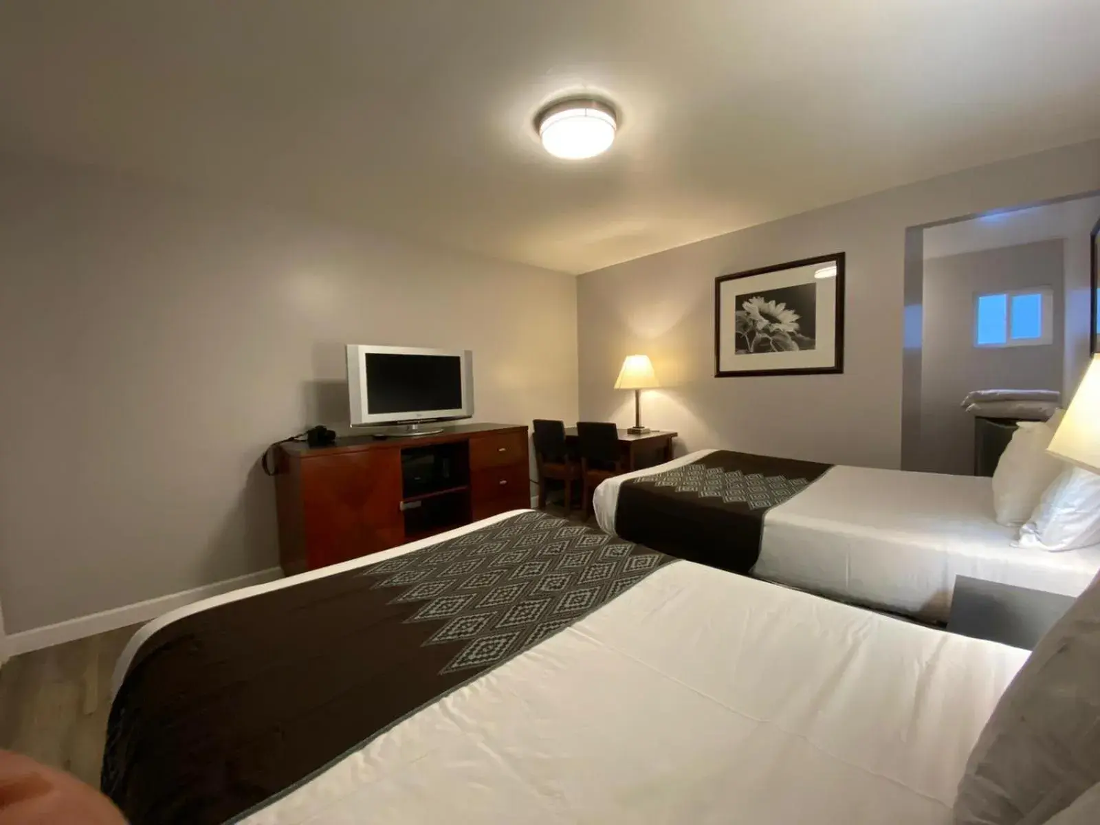 Bed in Colonial Motel Bed in Colonial Motel