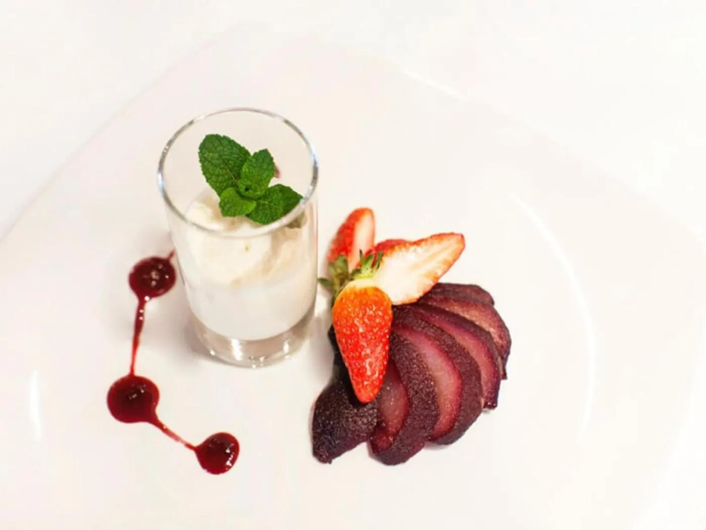 Dining area in Court Classique Suite Hotel