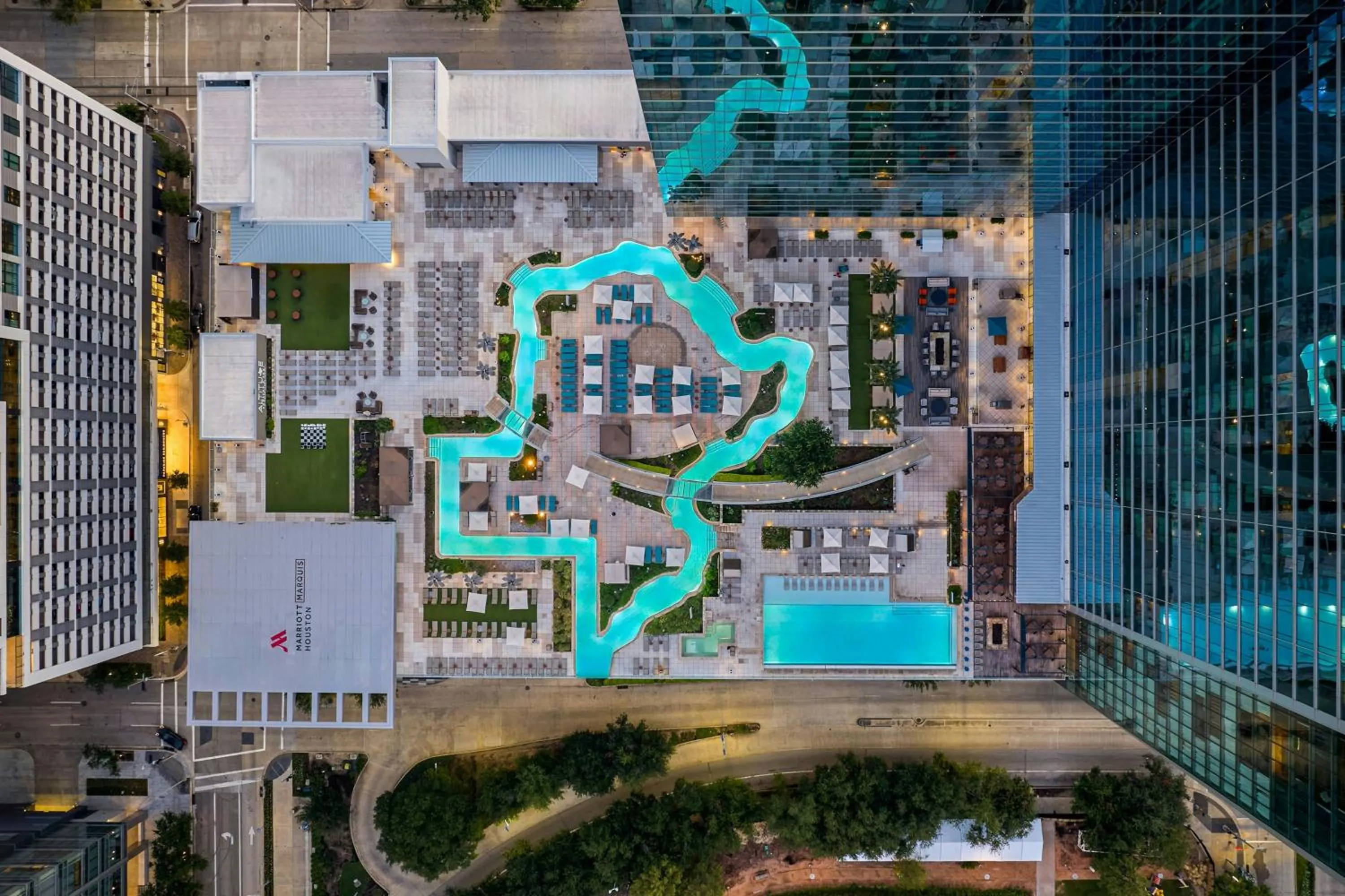 Swimming pool in Marriott Marquis Houston