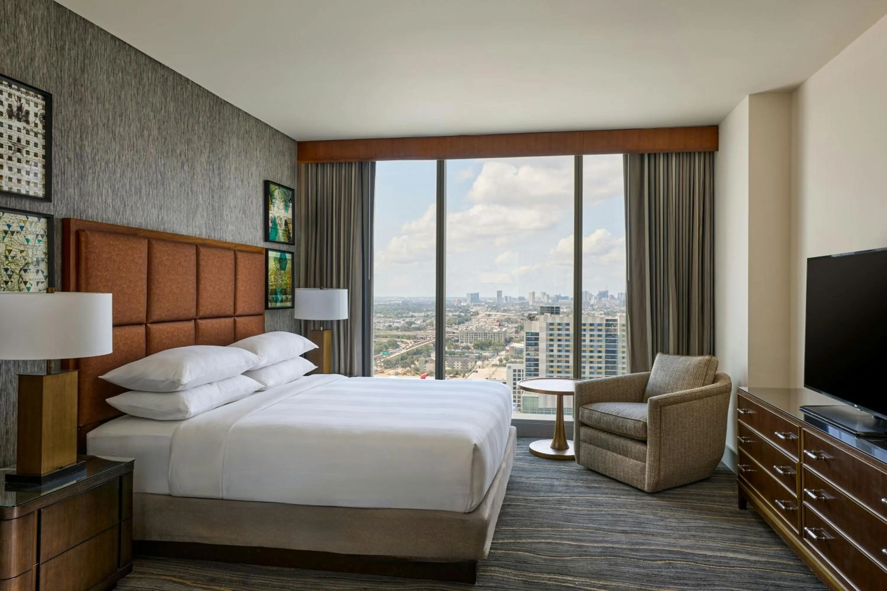 Photo of the whole room, Bed in Marriott Marquis Houston